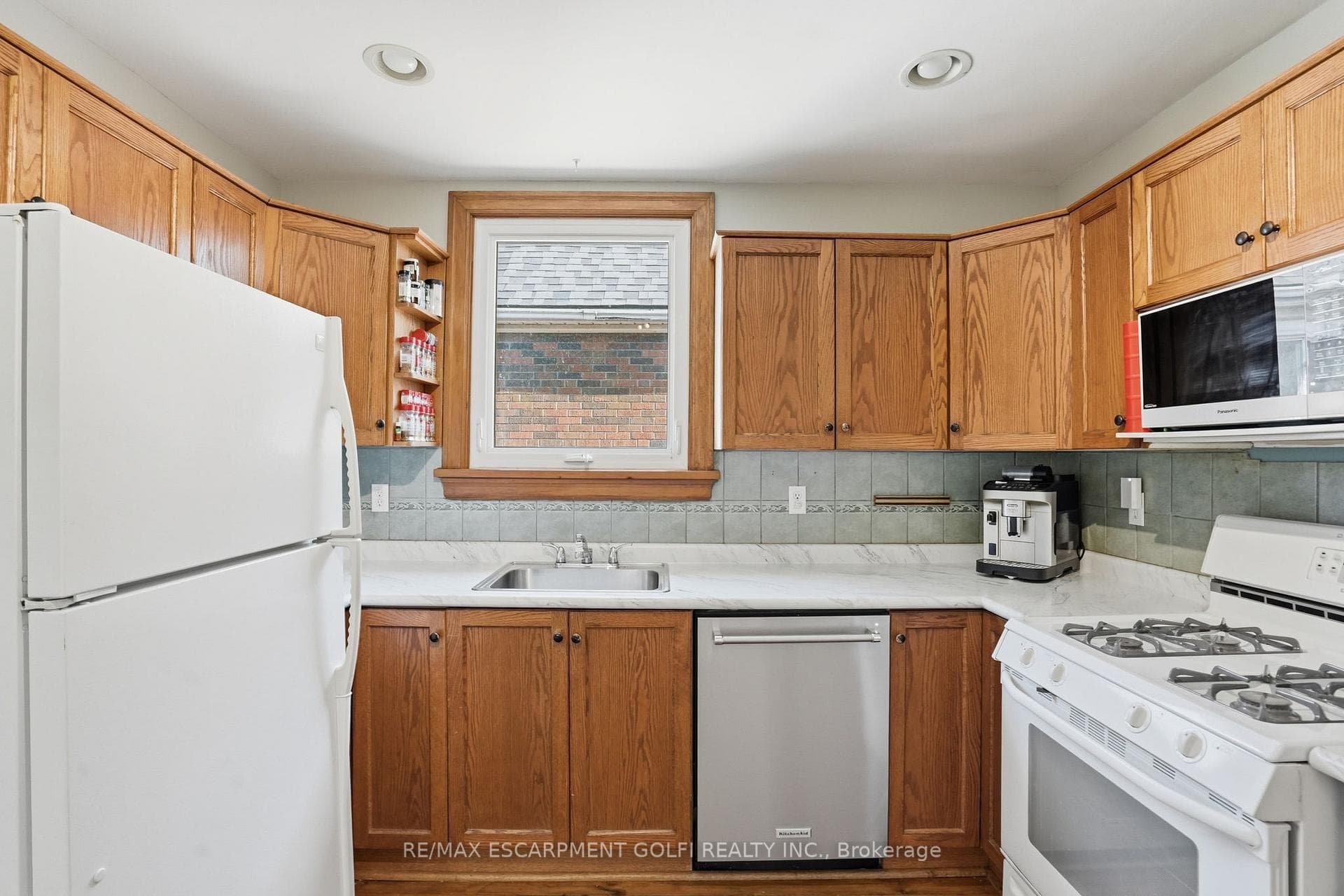 256 Stanley Avenue photo 10