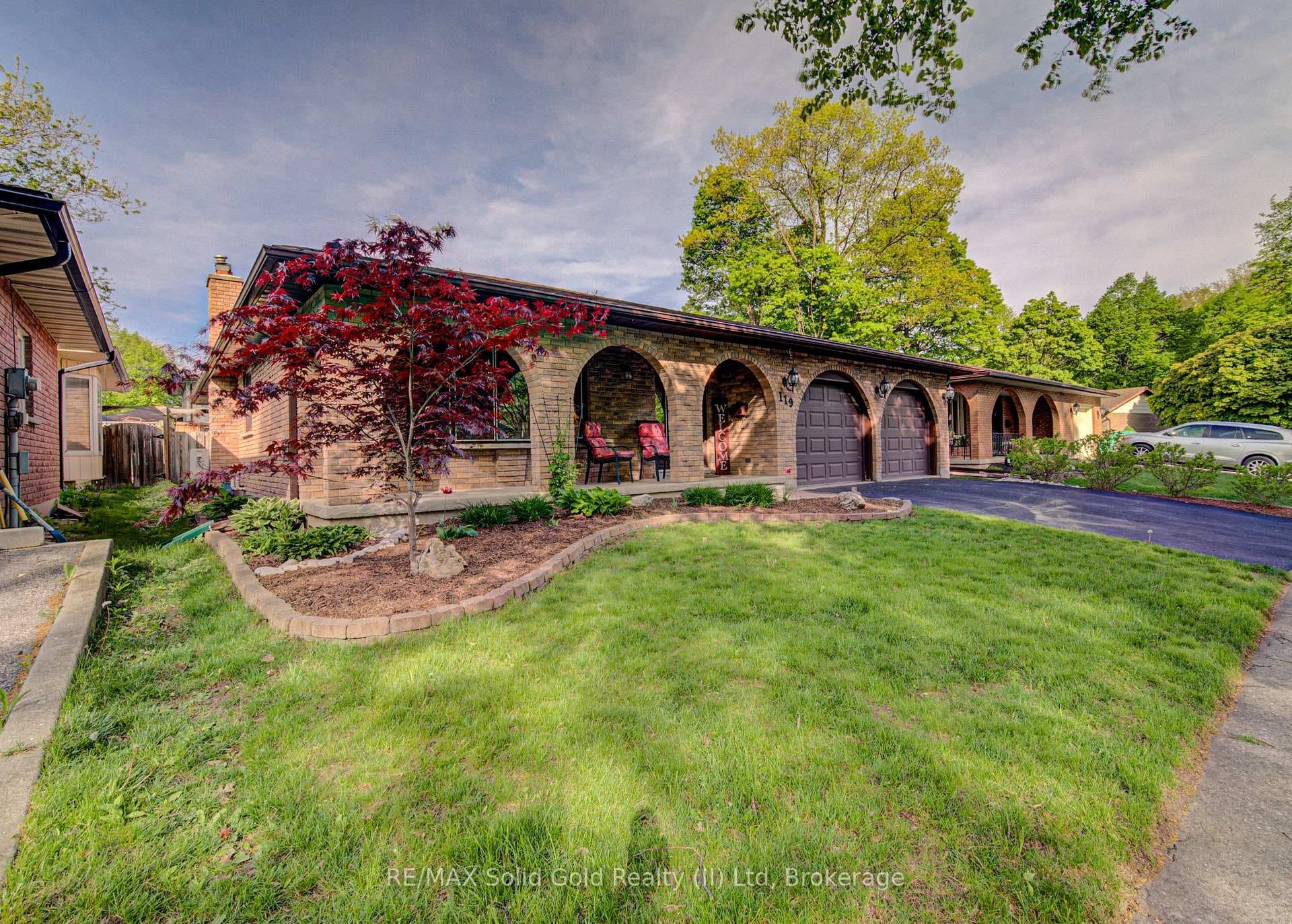 119 Martinglen Crescent photo 2