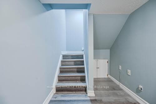 190 Deepsprings Crescent photo 36
