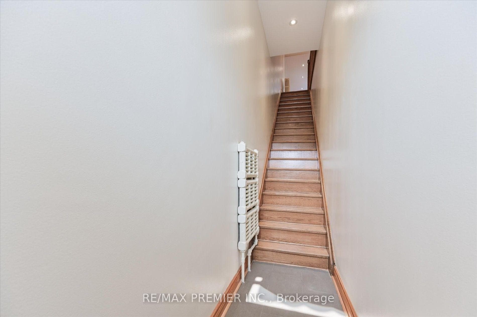 1575 Bayview Avenue photo 2