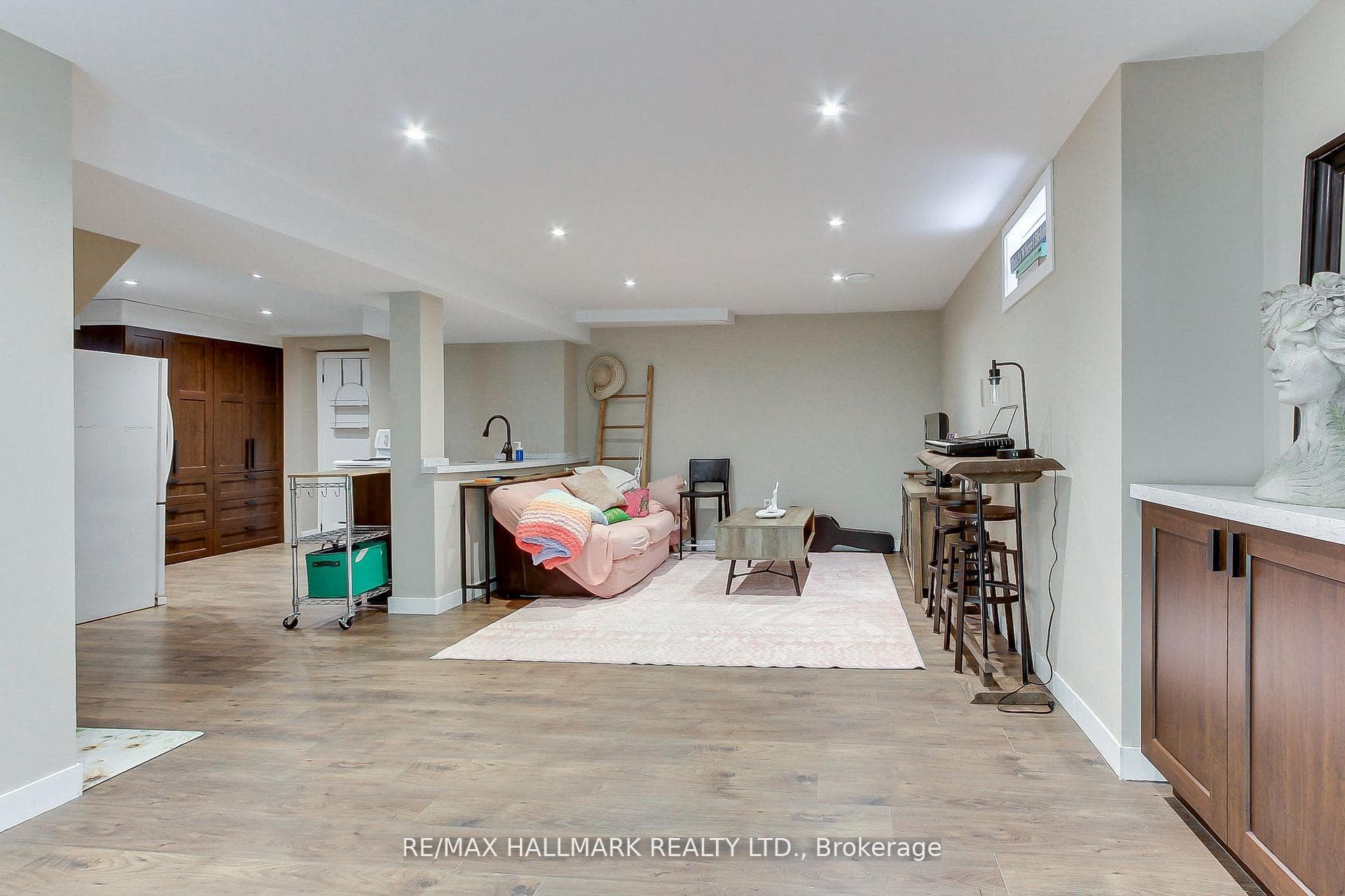 865 Arnold Crescent photo 36