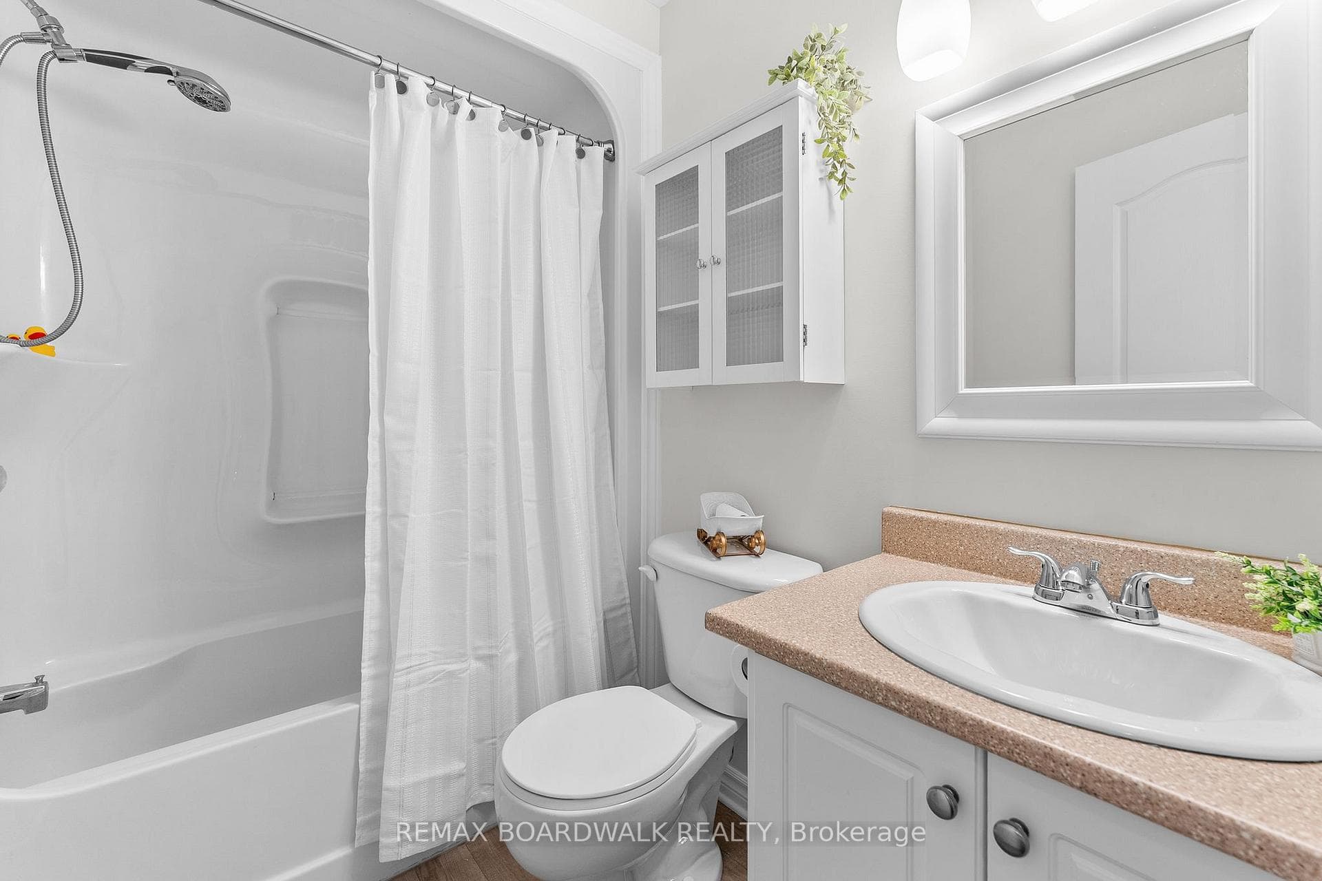 Full 4pc bathroom on 2nd floor