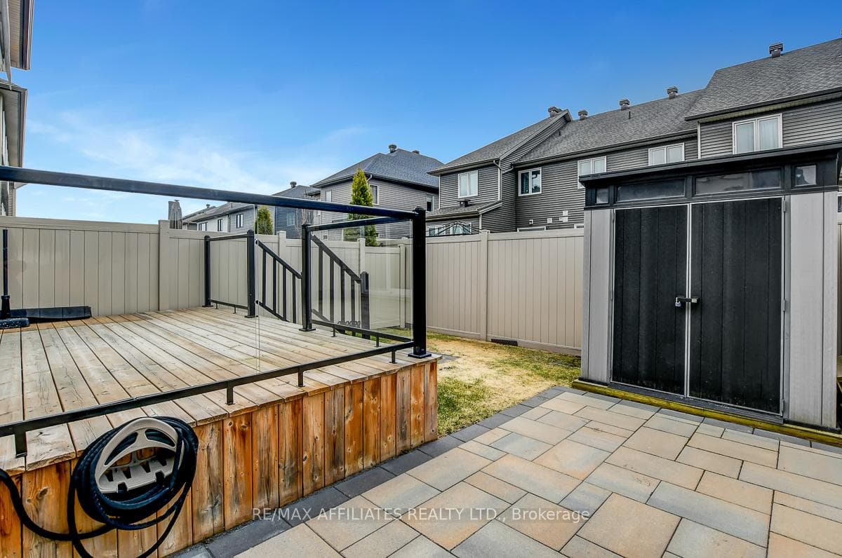 228 Fergus Crescent photo 42