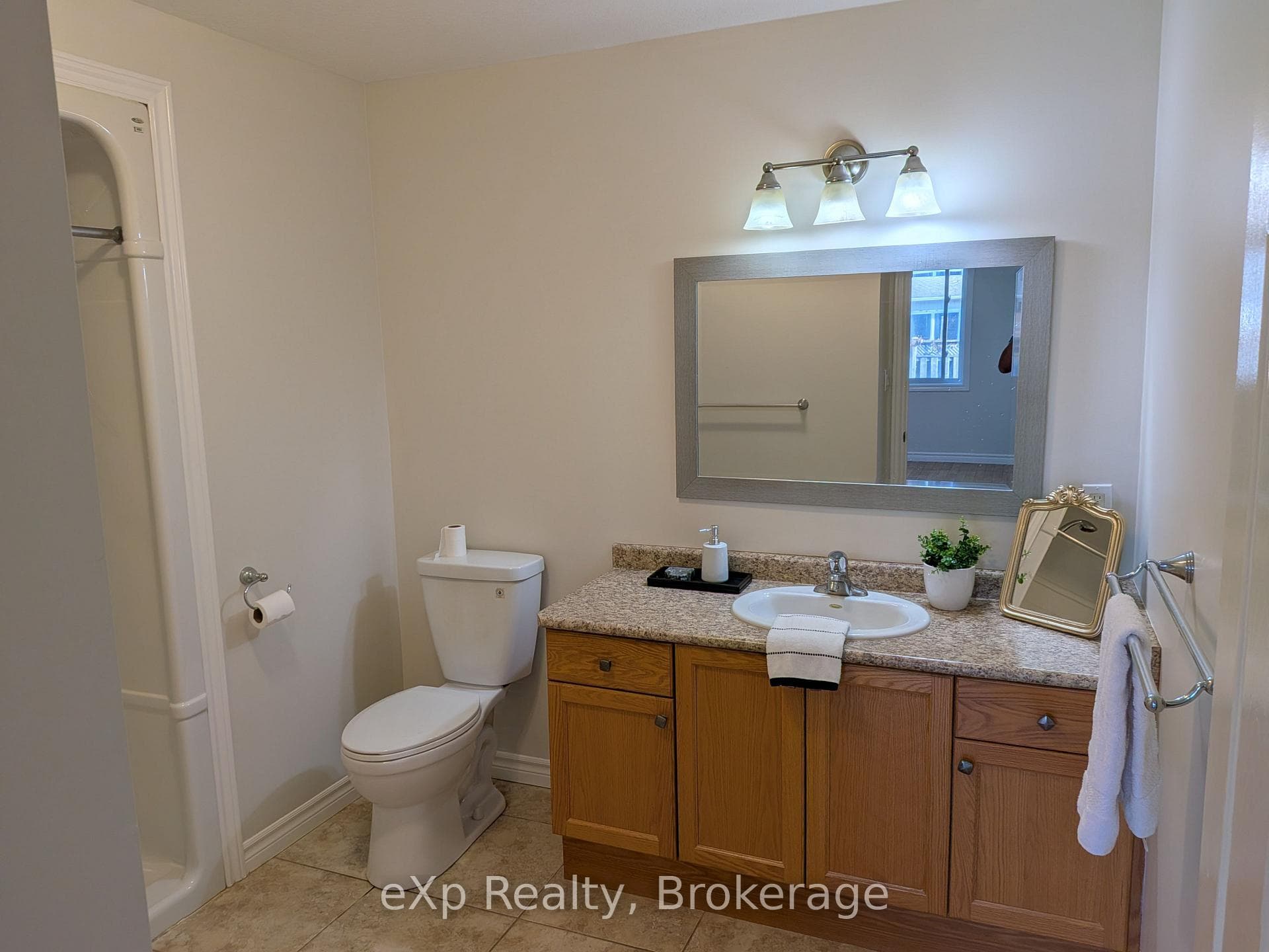 489 Danby Street photo 8