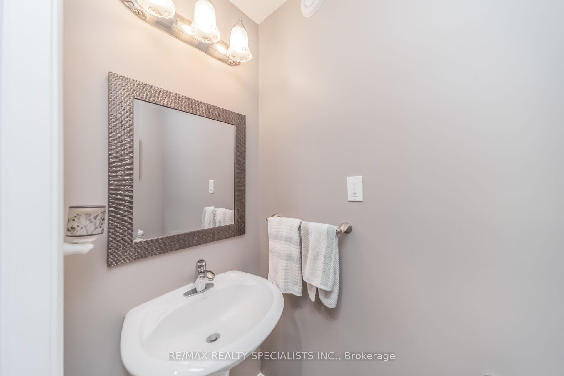 77 McMaster Road photo 32