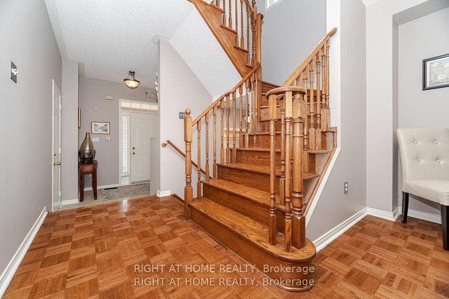 910 Oaktree Crescent photo 2