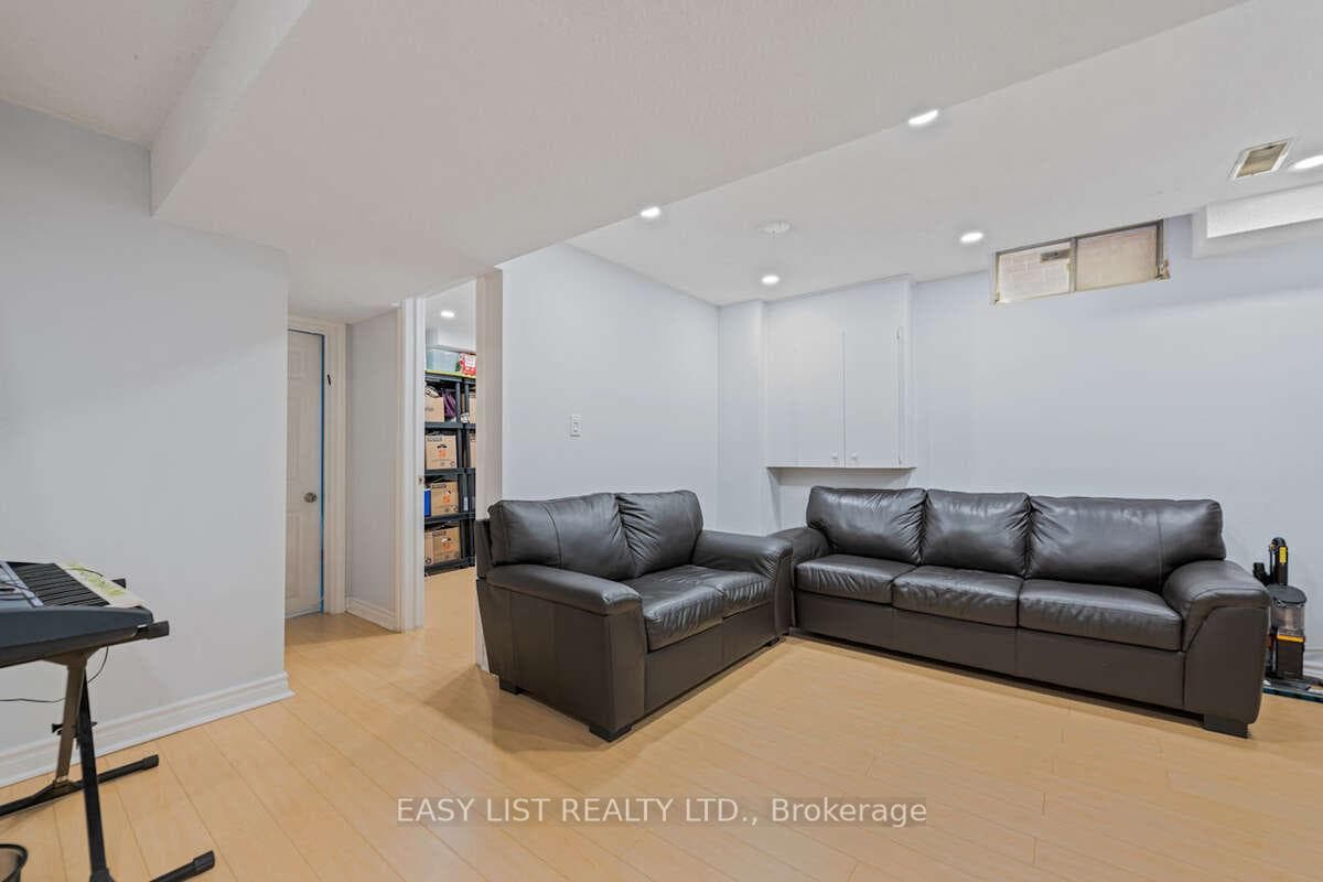 109 Whitney Place photo 16