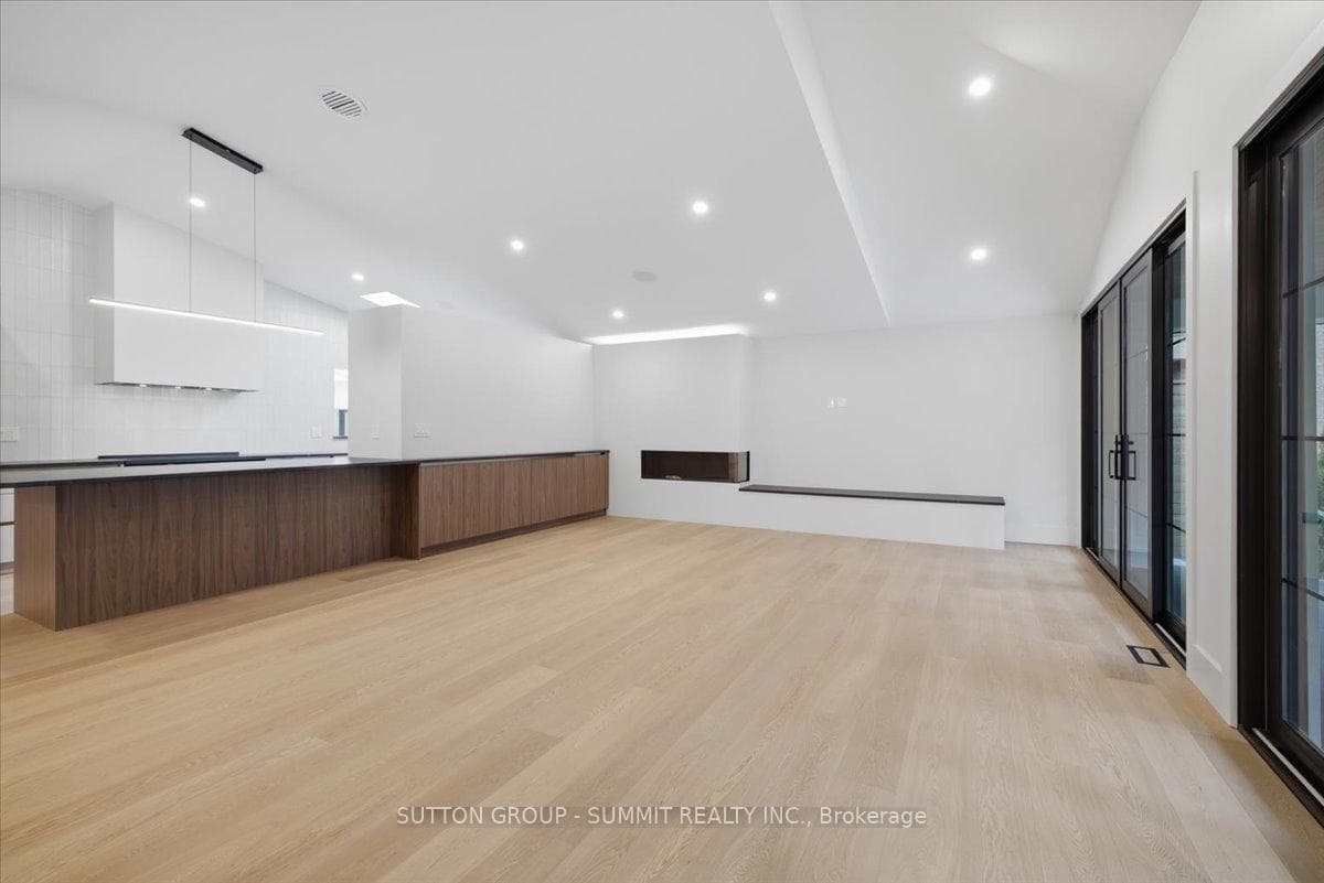 160 Allan Street photo 4