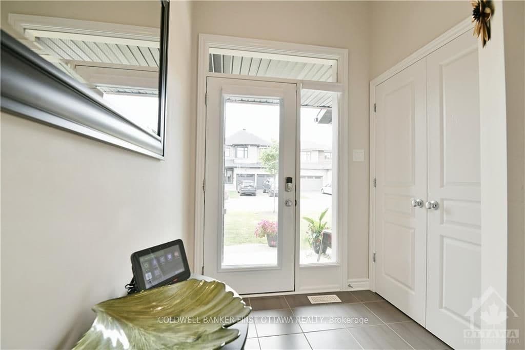 293 SHINLEAF Crescent photo 3