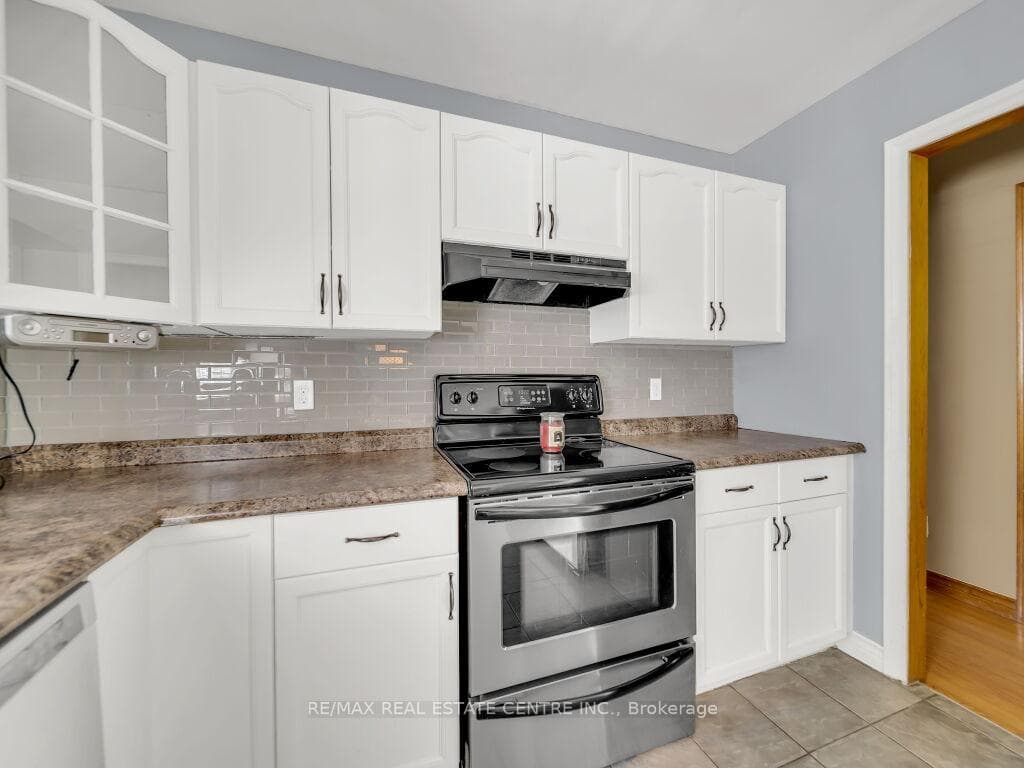1288 Colborne Street photo 8