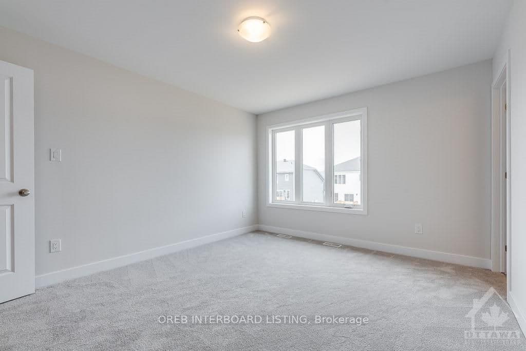 83 WHITCOMB Crescent photo 19