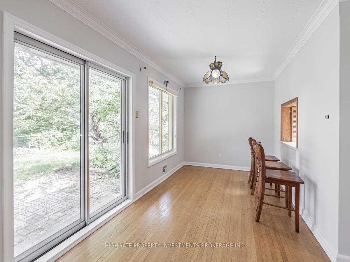 82 Ravenscrest Drive photo 4
