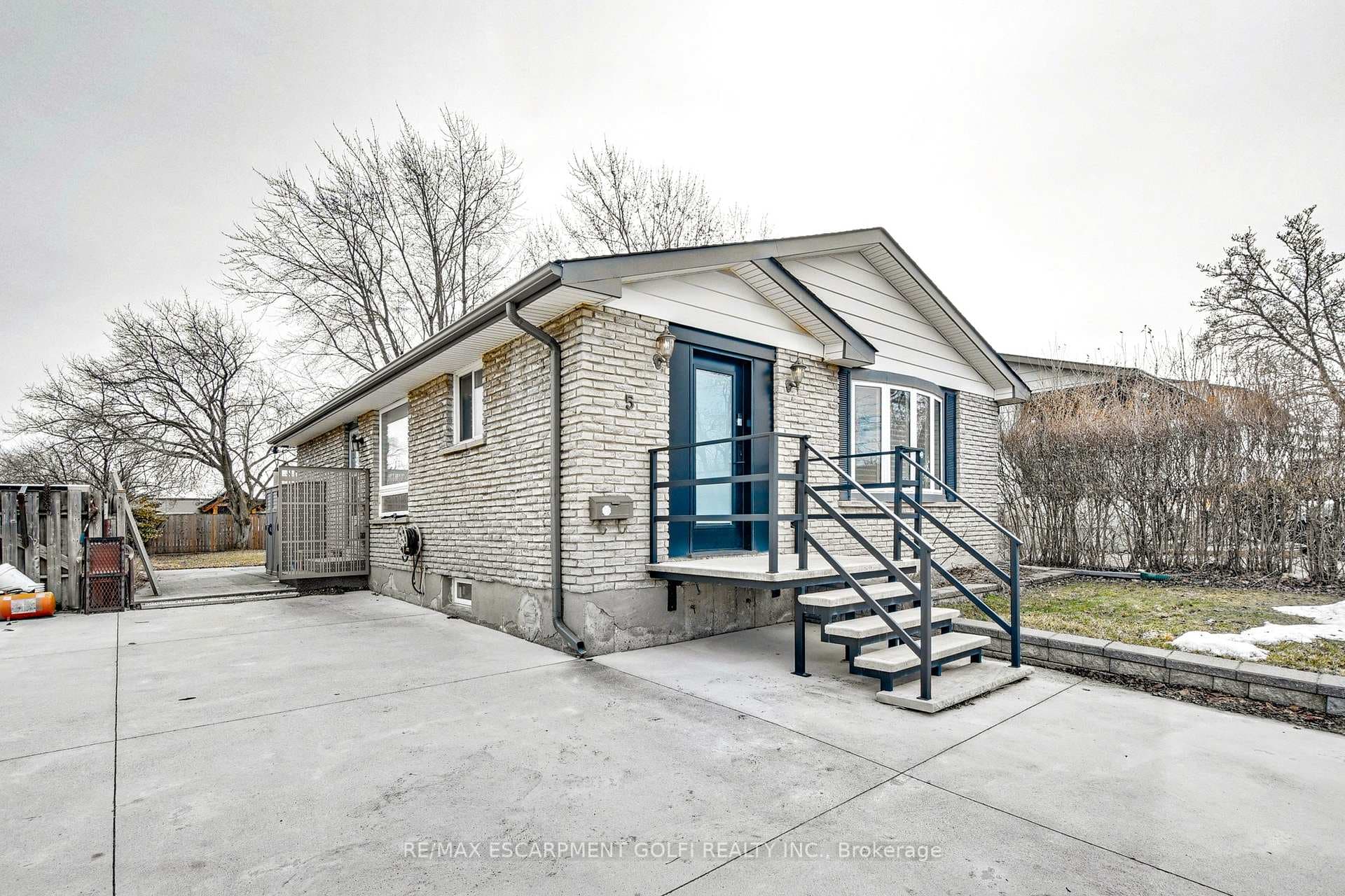 5 Canterbury Drive photo 2
