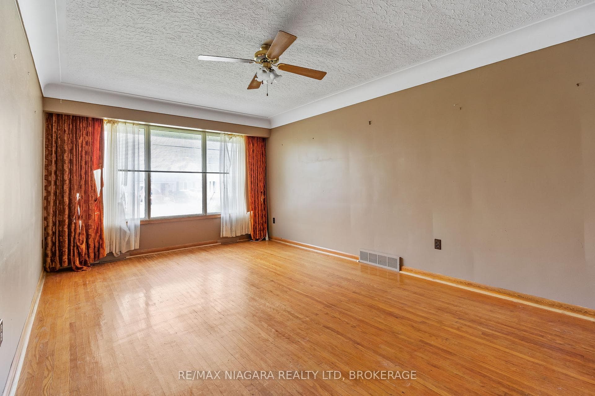 216 Wellington Street photo 4