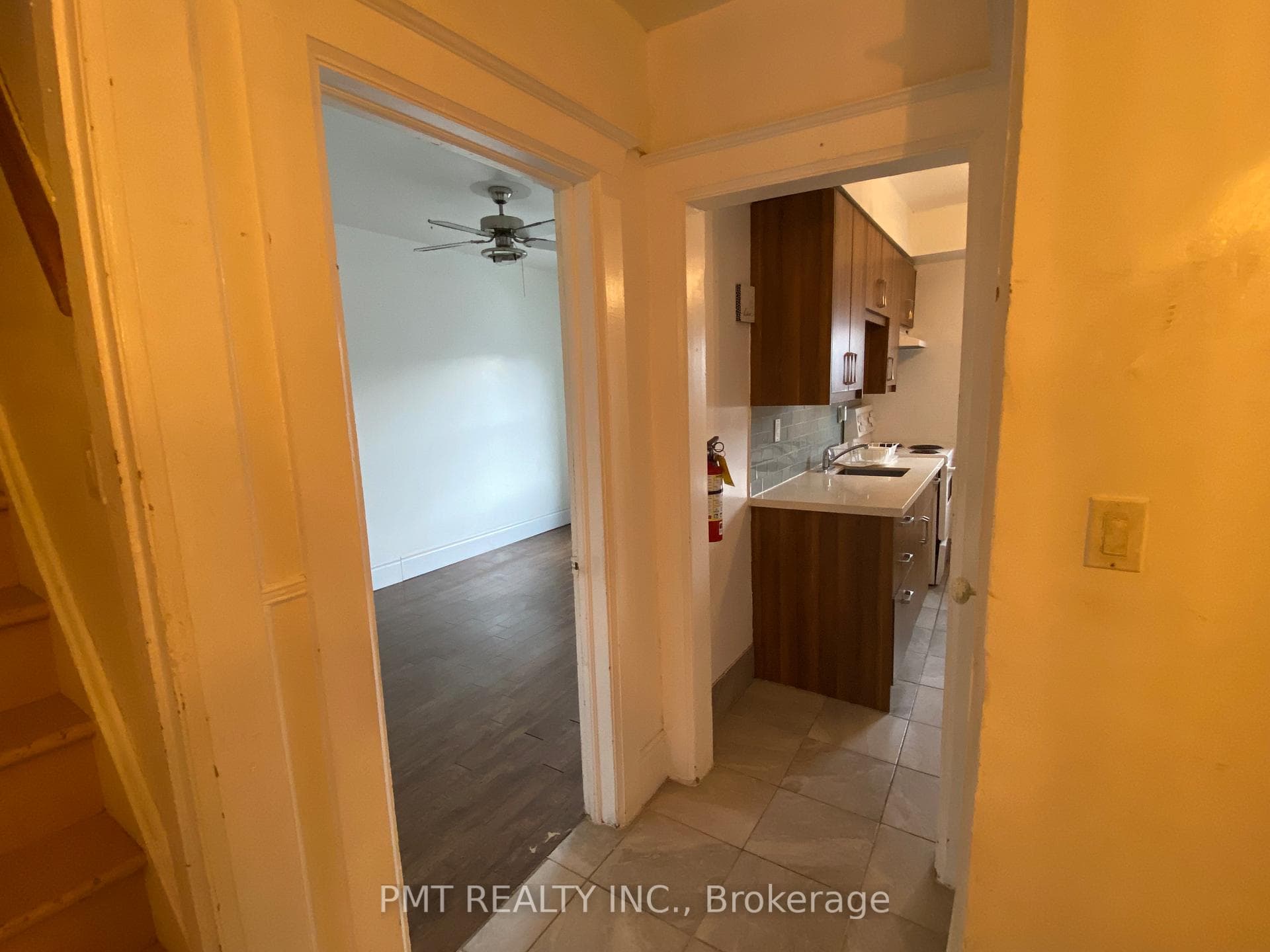 636 Manning Avenue Unit 02 photo 4