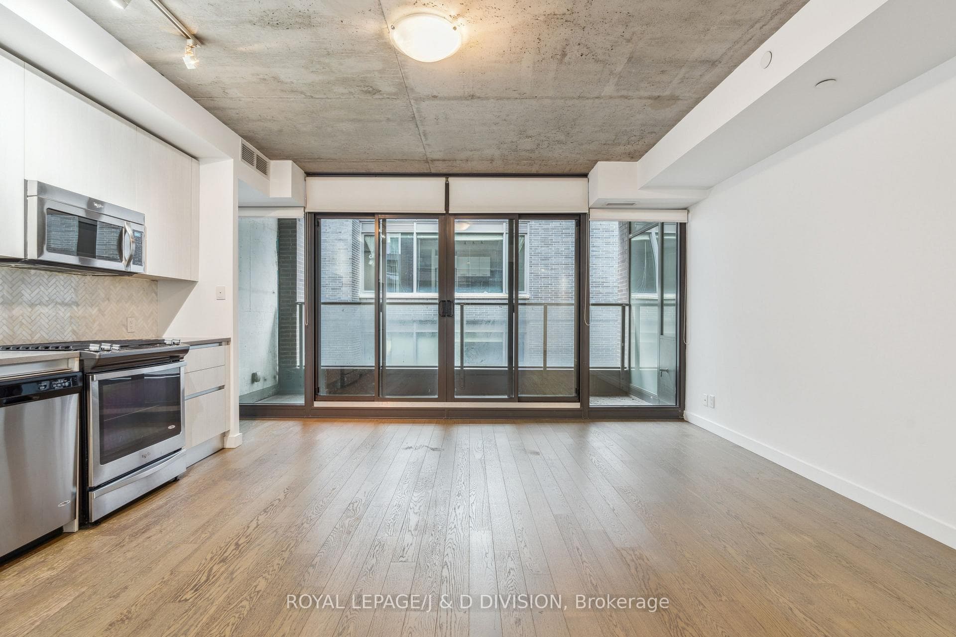 111 Bathurst Street Unit 423 photo 10