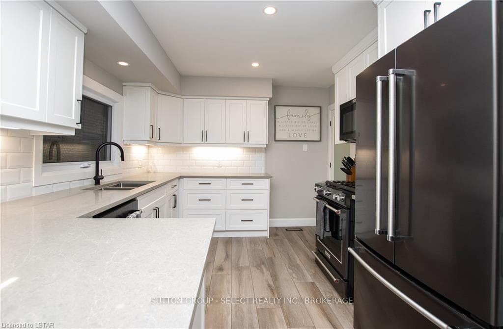 29 MONTEREY Crescent photo 13
