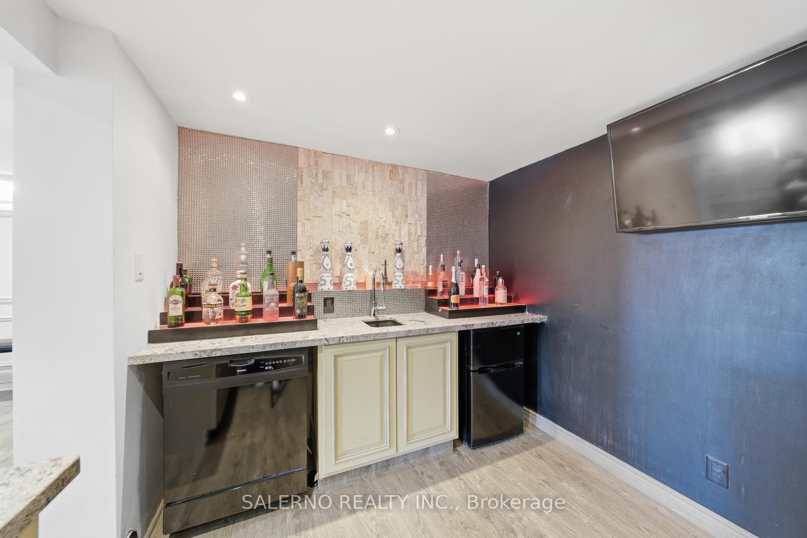 115 Ayton Crescent photo 36