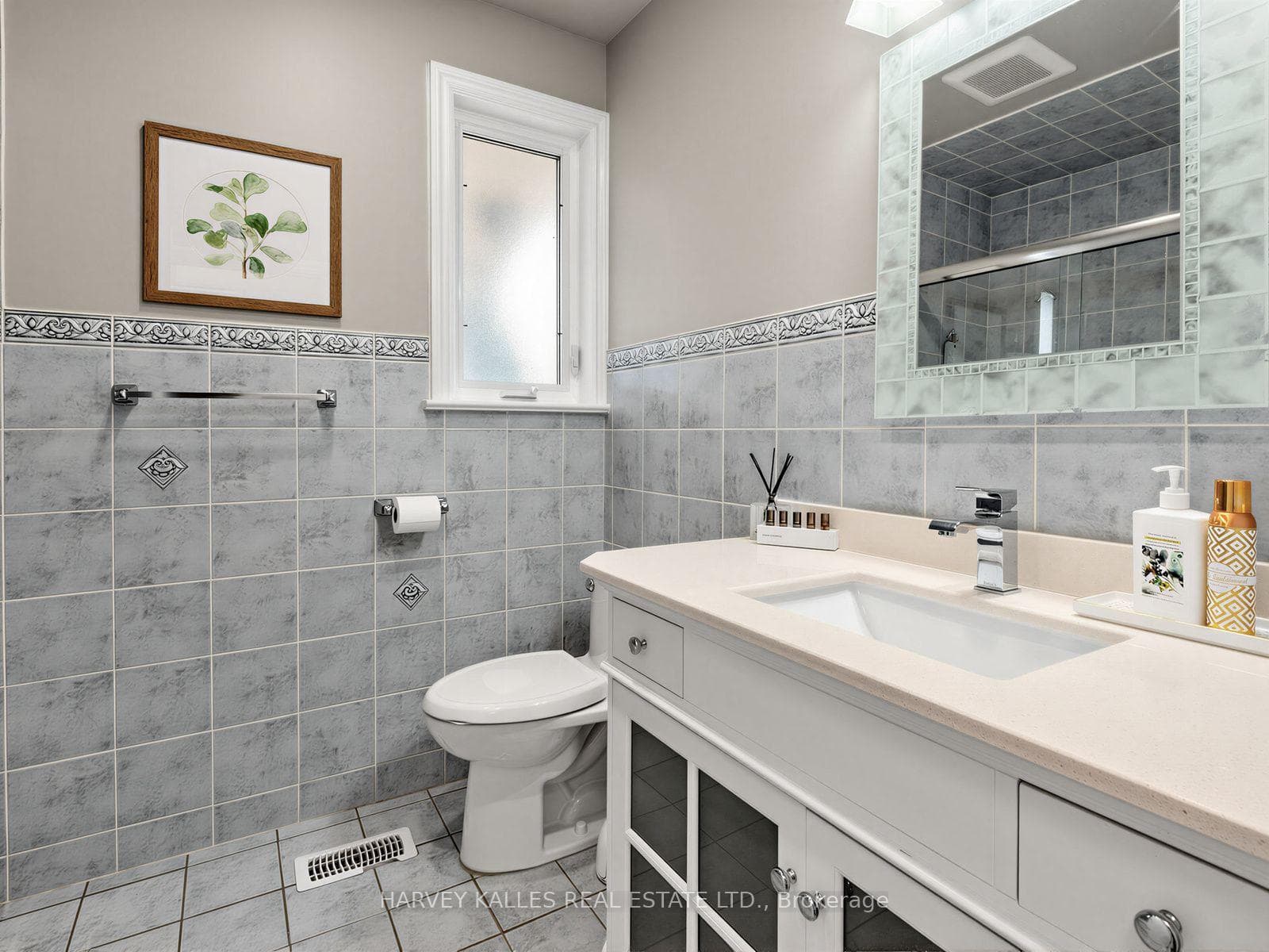 Main Bathroom (4 piece)