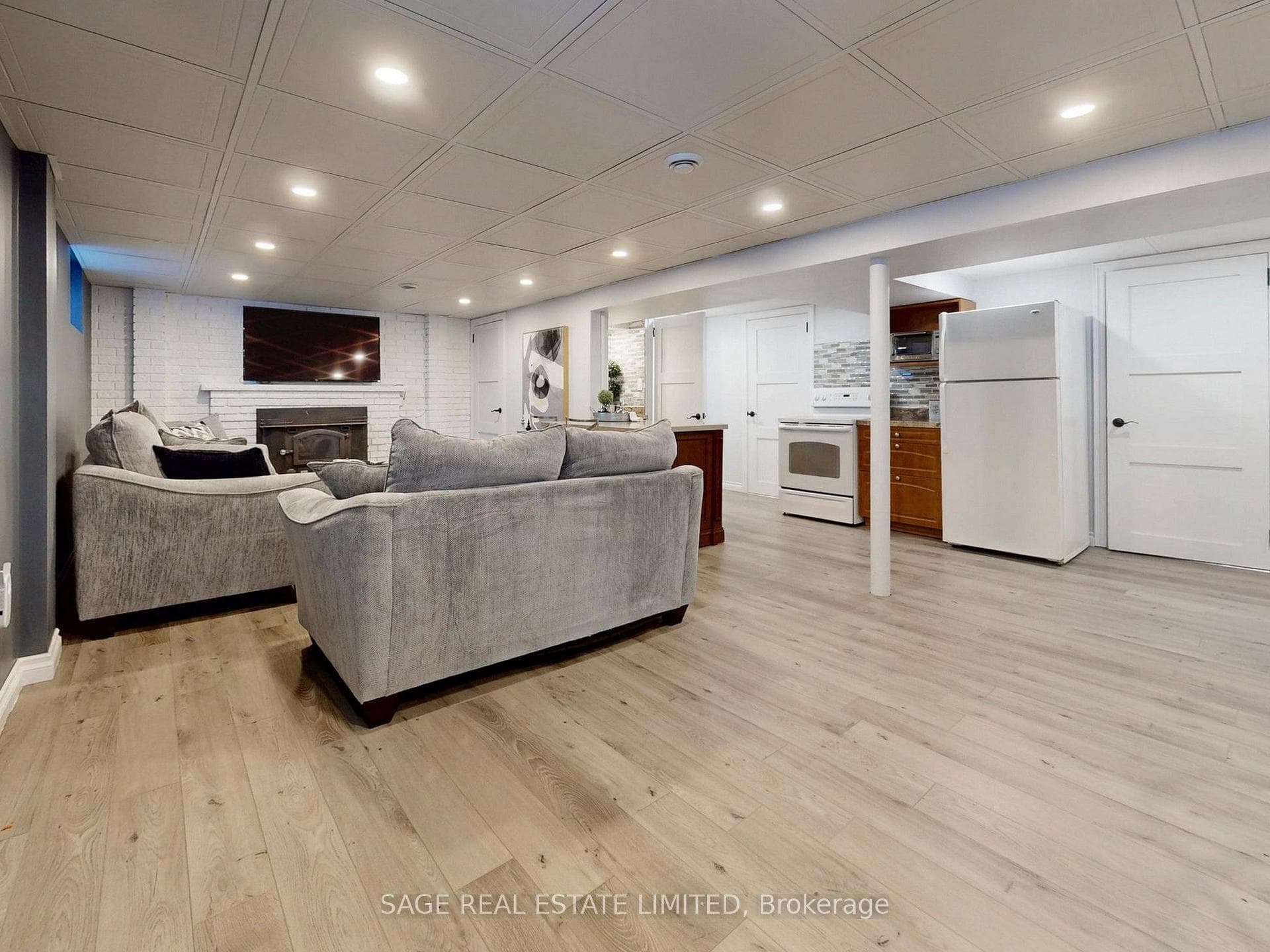8 Lombardy Crescent photo 12