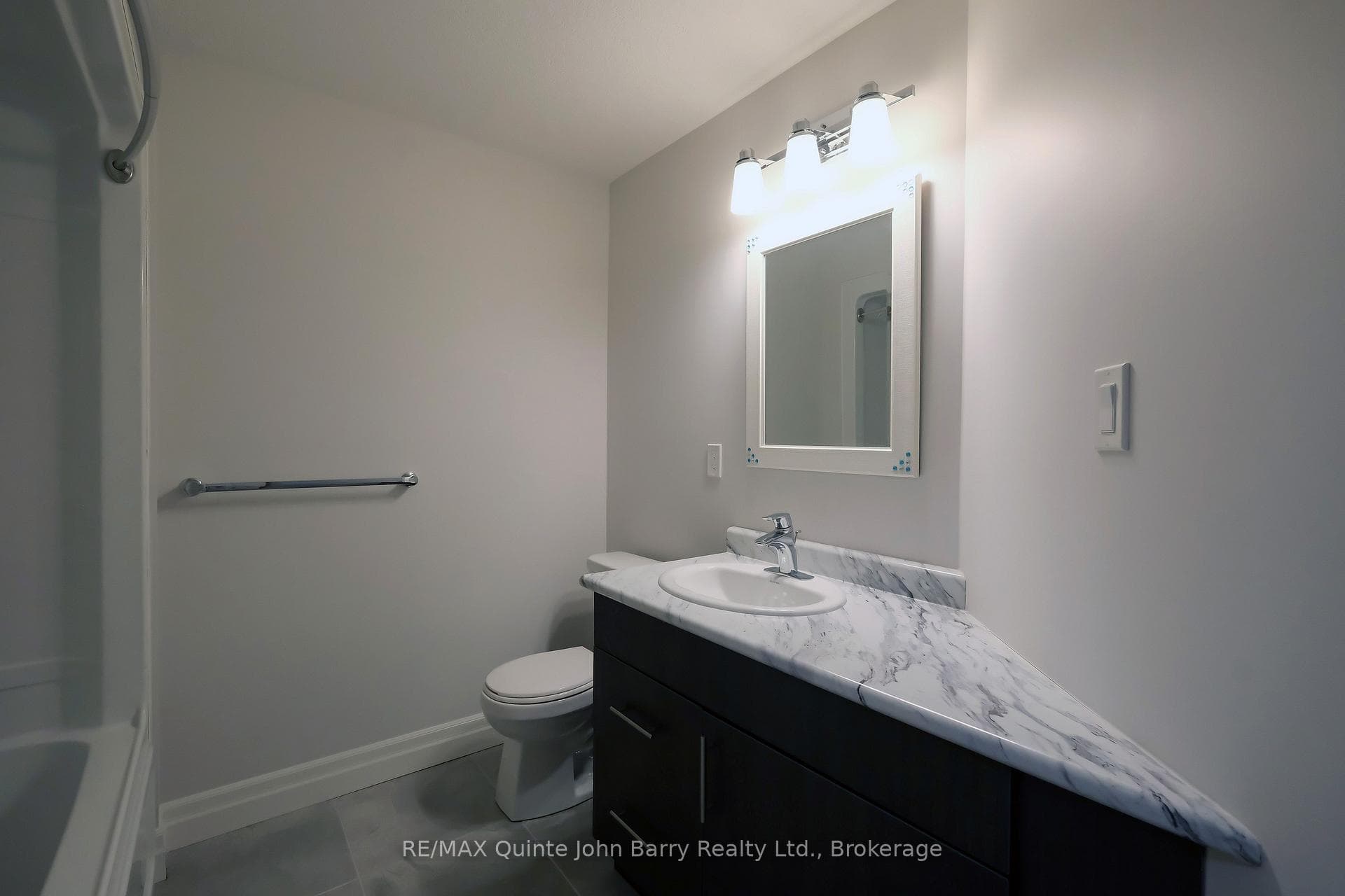 3 pce tub/shower Bathroom 4