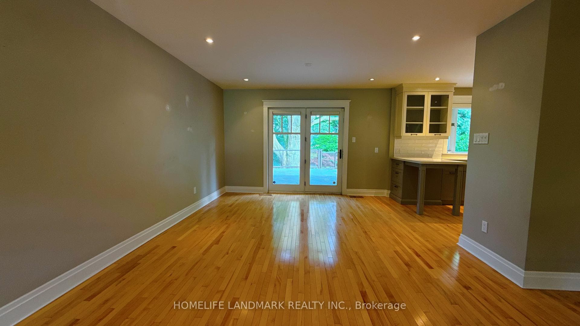 2062 GLENFOREST Crescent photo 6