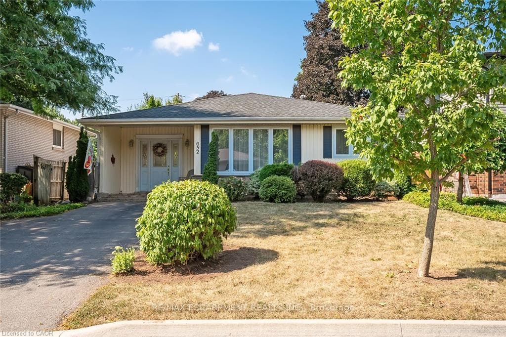 652 Ardleigh Crescent photo 2