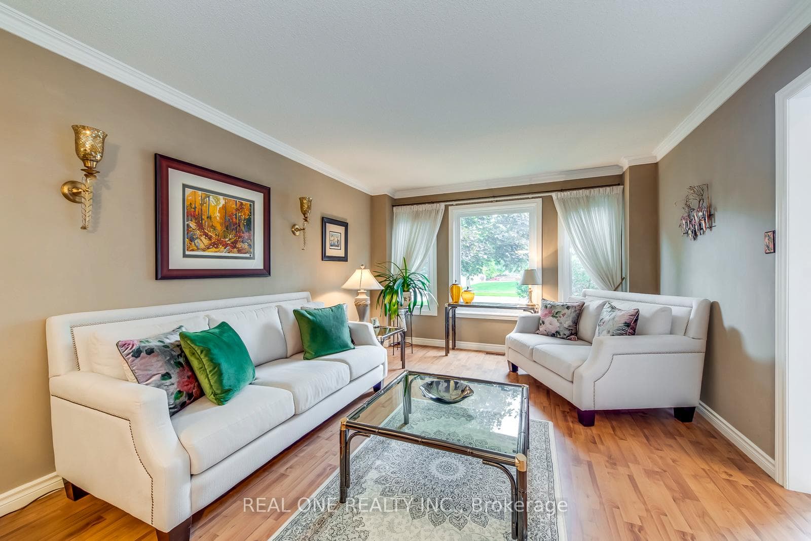 566 Blenheim Crescent photo 5
