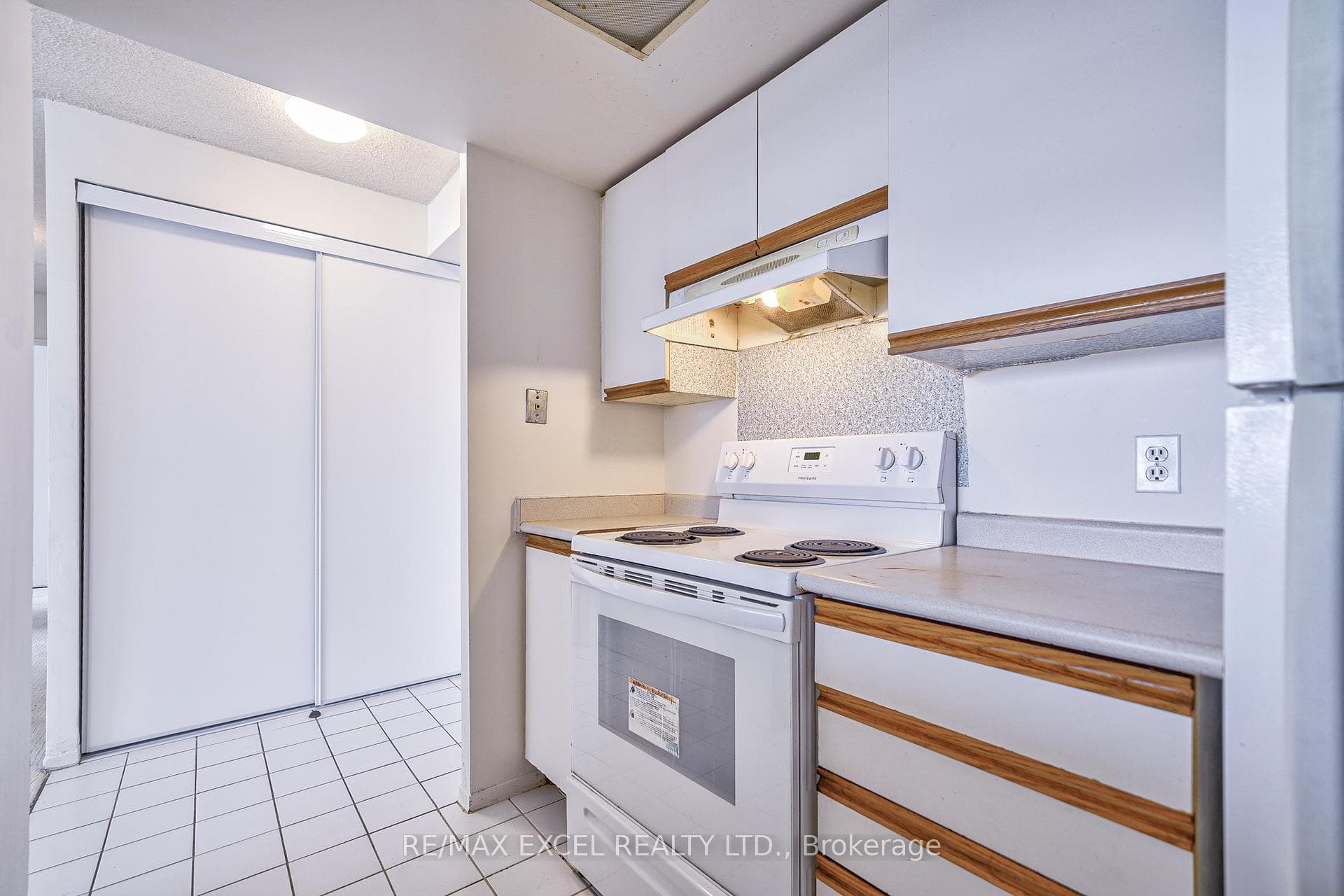 1470 Midland Avenue Unit 409 photo 17