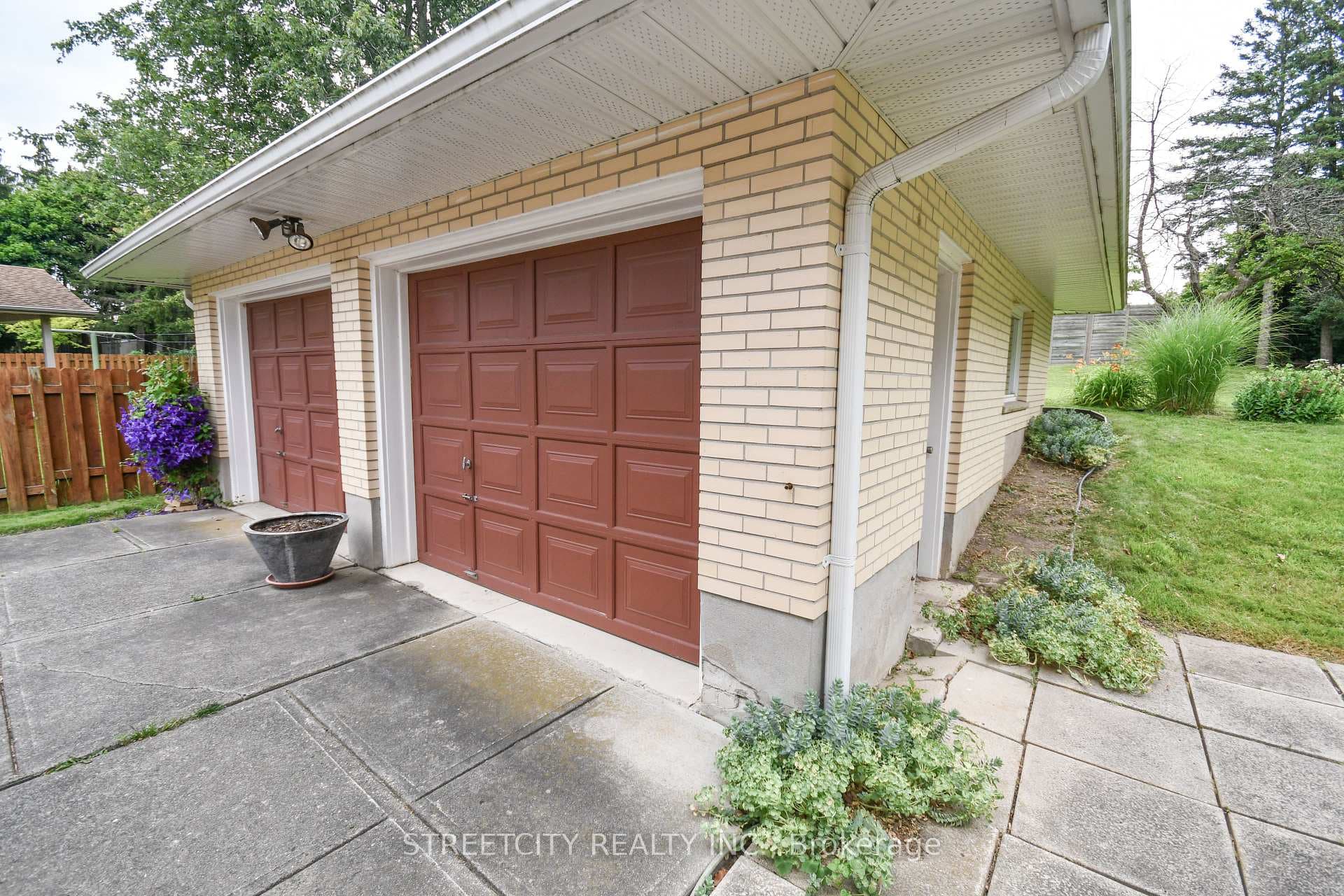 74 Torrington Crescent photo 4