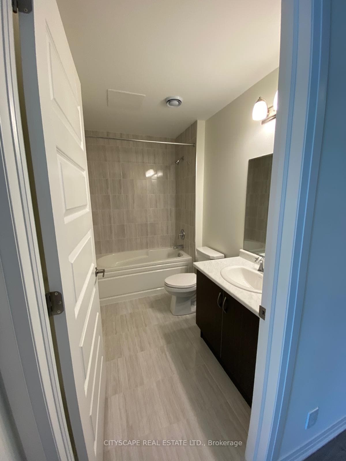 128 Grovewood Common photo 9