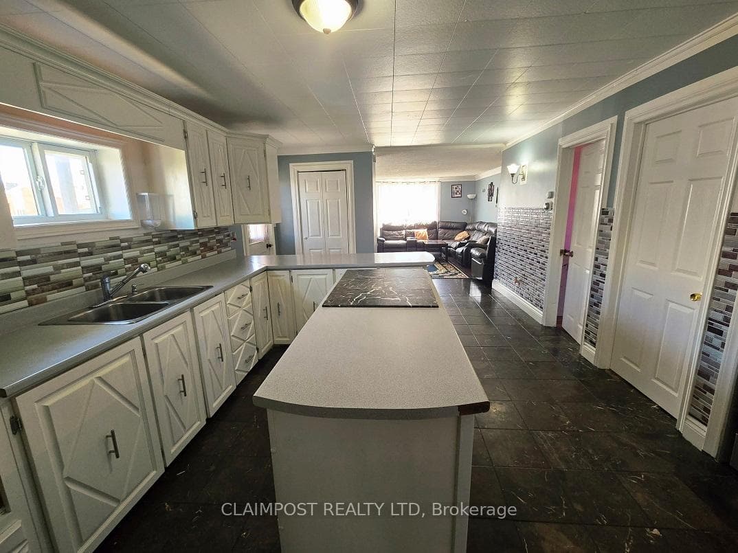 62 Golden Avenue photo 3