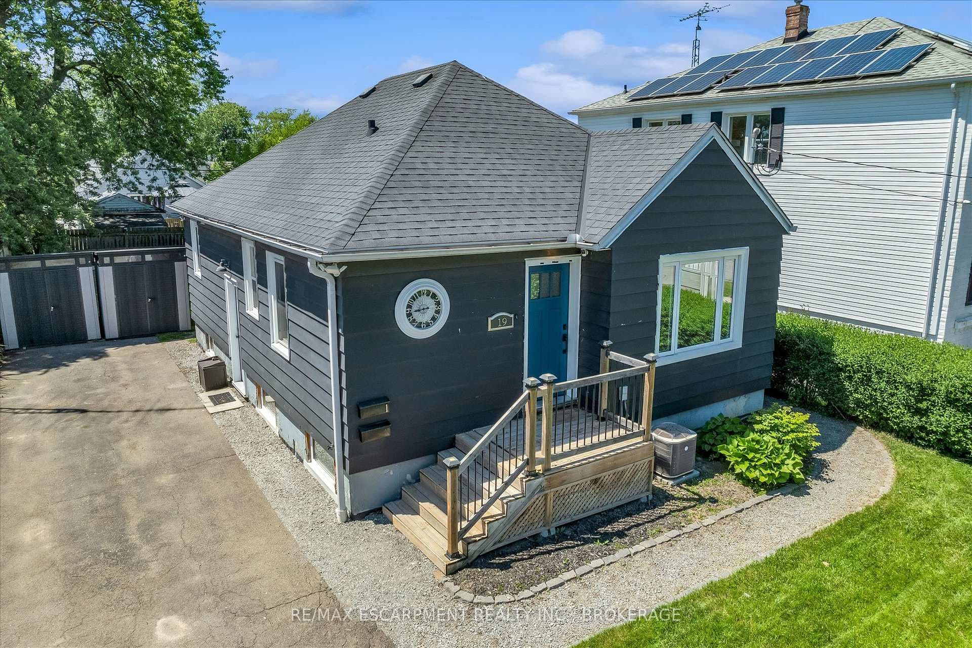 19 Lyons Avenue photo 1