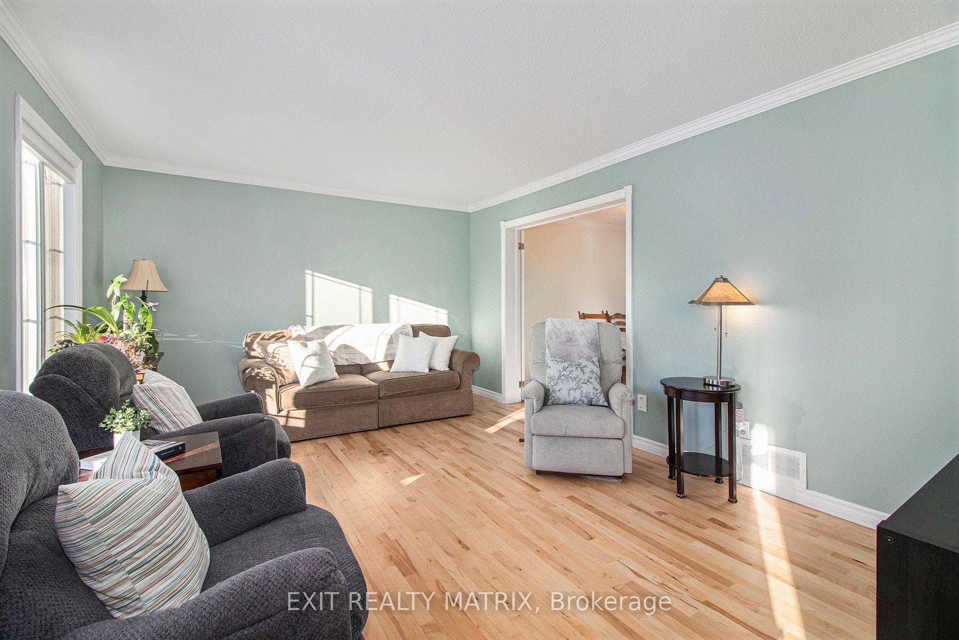 159 DUNLOP Crescent photo 9