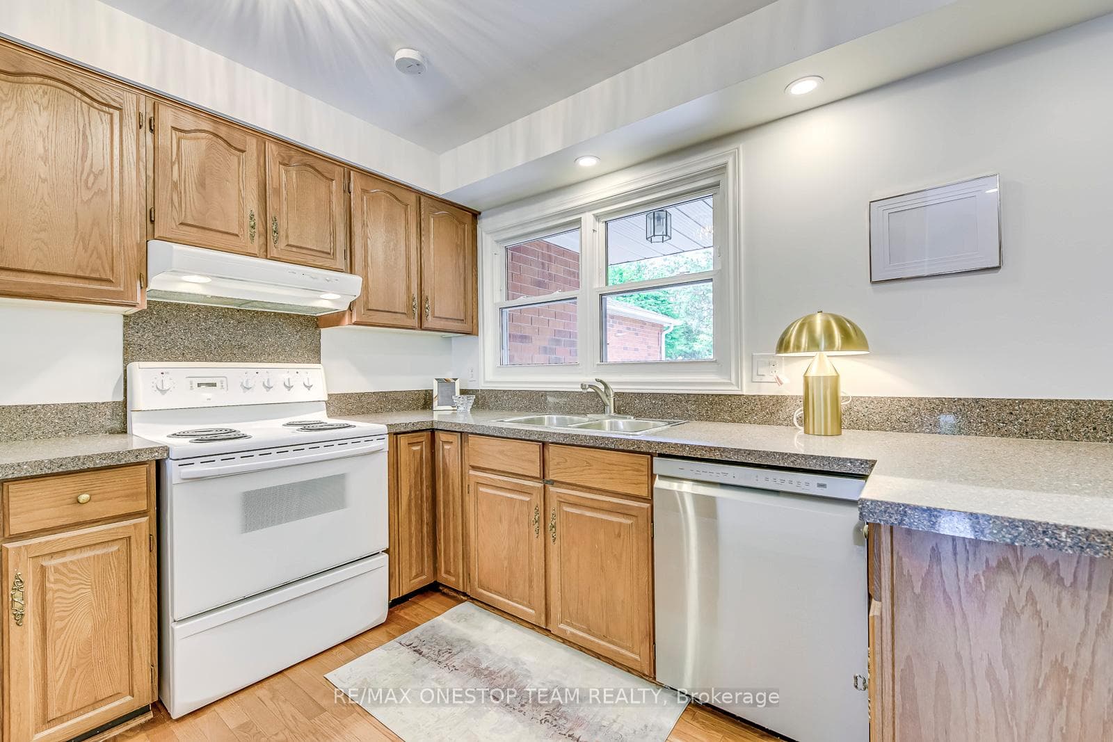 1068 Queens Avenue photo 6