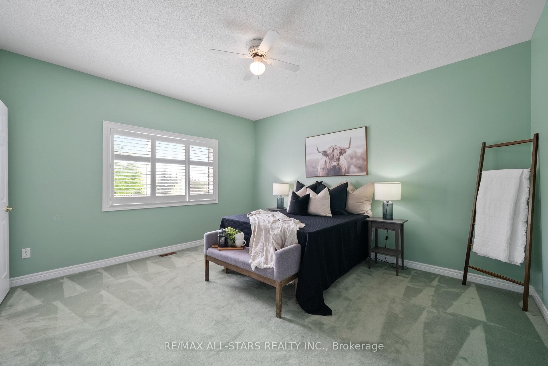 395 Waterbury Crescent photo 14