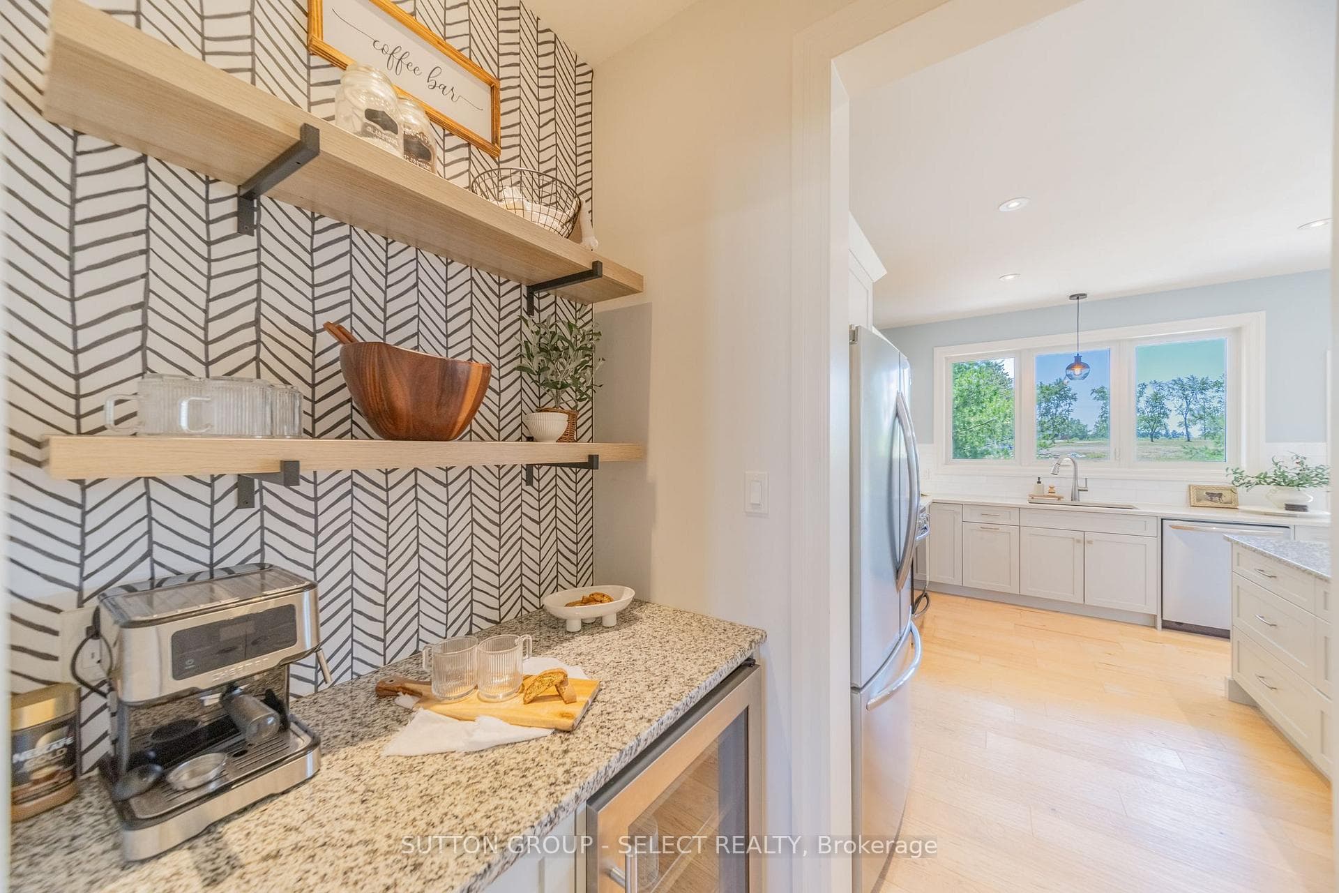 Servery/pantry serving the kitchen & dining areas