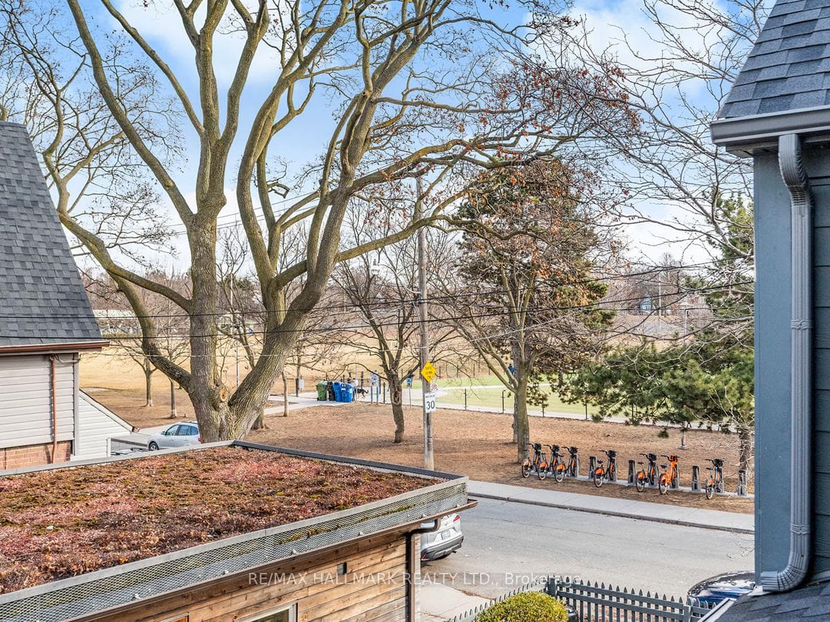 1584 Dundas Street photo 29