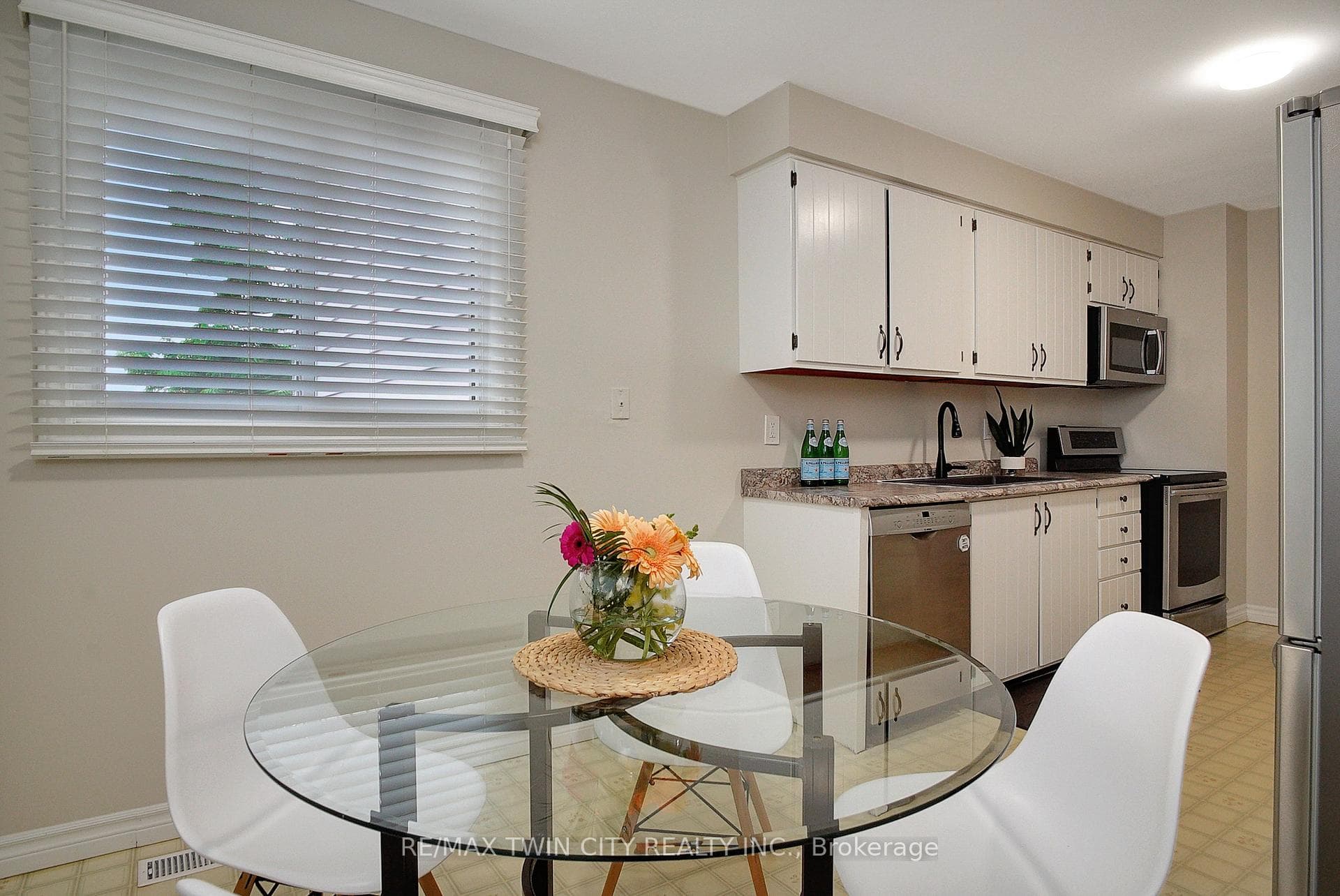 251 Autumn Hill Crescent photo 12