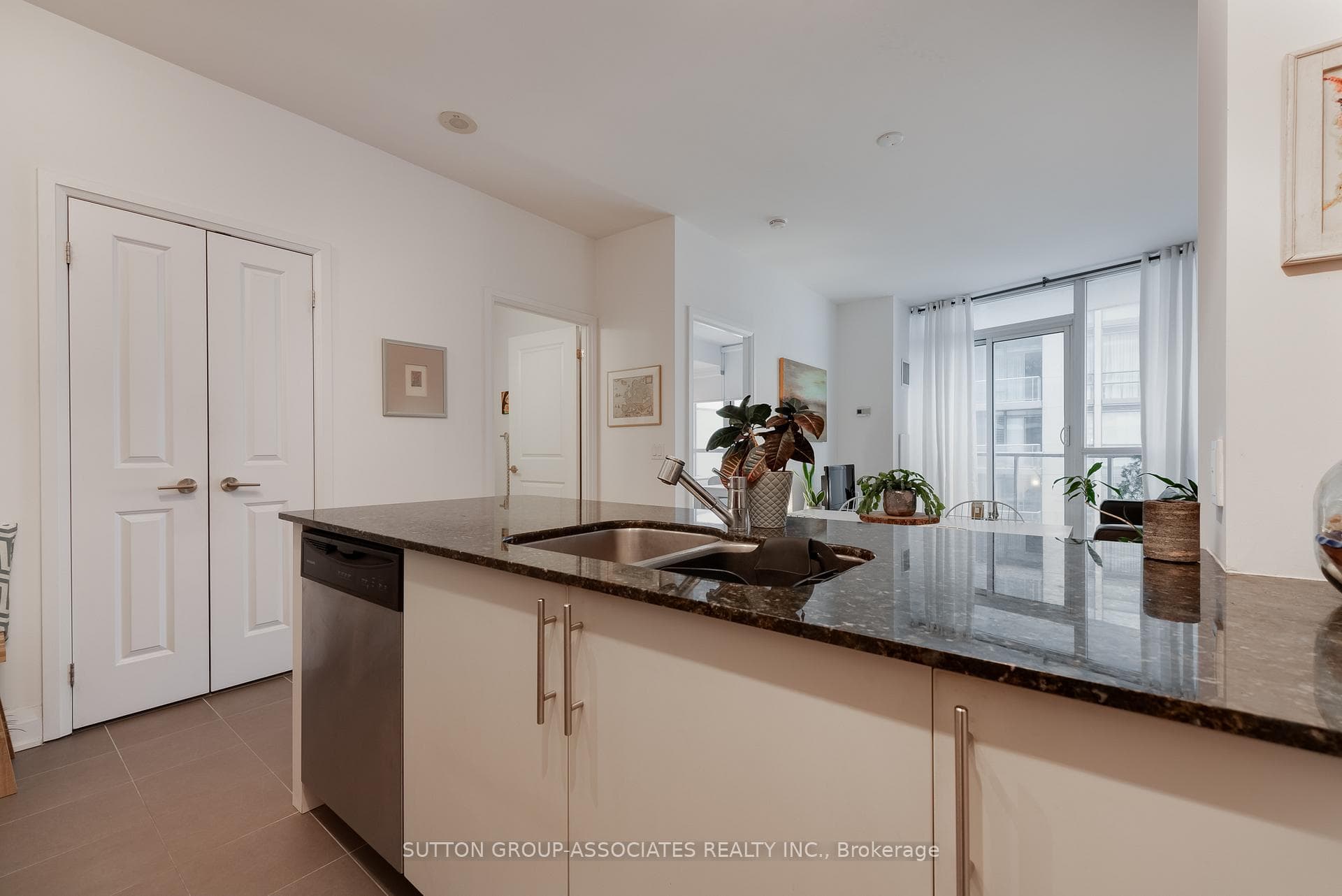 530 St Clair Avenue Unit 1406 photo 6