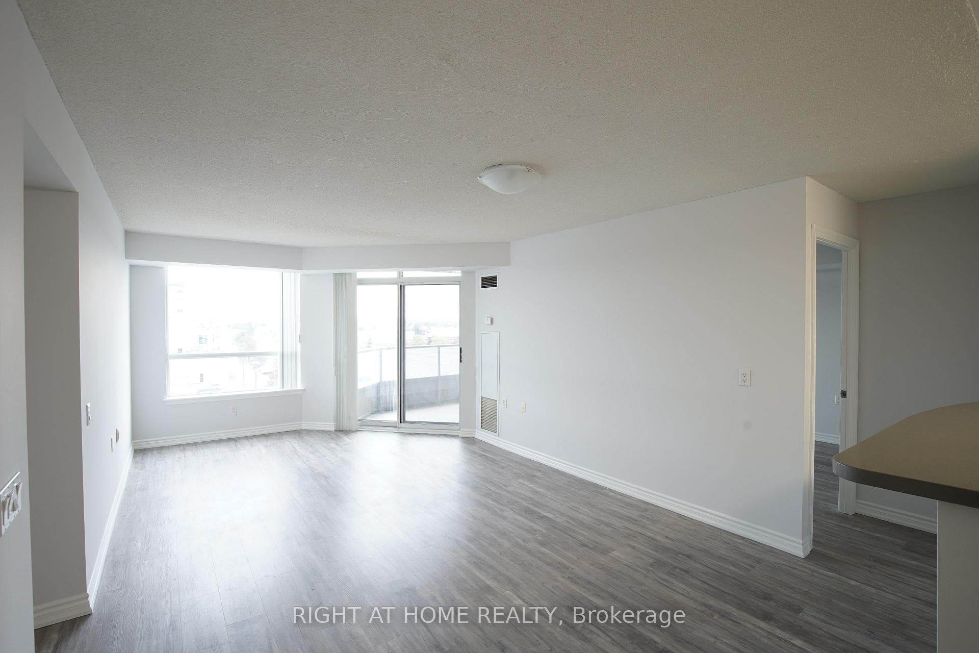 9015 Leslie Street Unit 515 photo 1