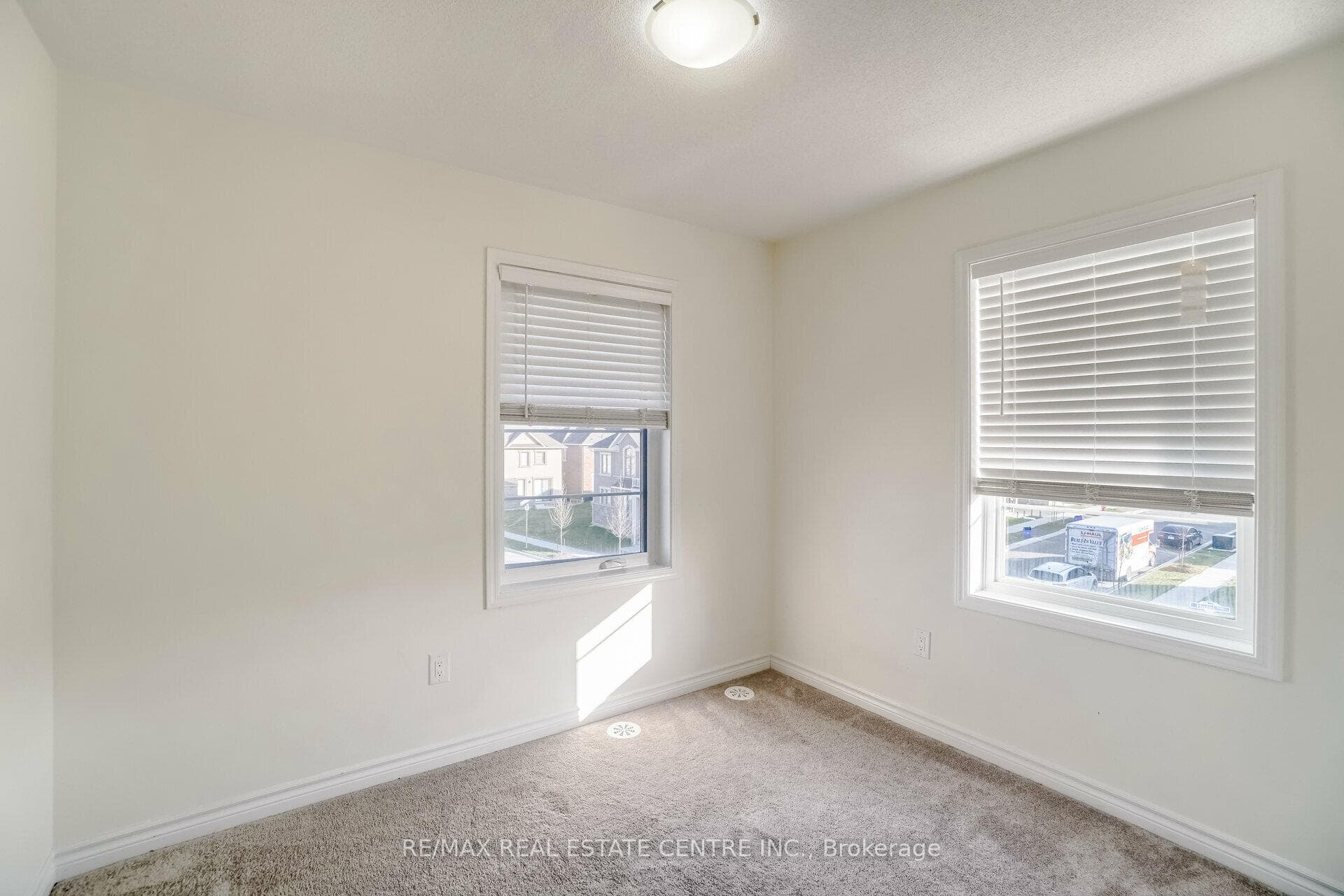 875 Sumac Crescent photo 34
