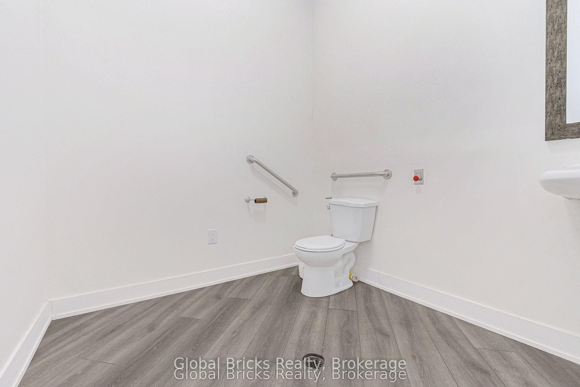 49 Burnhamthorpe Road photo 9