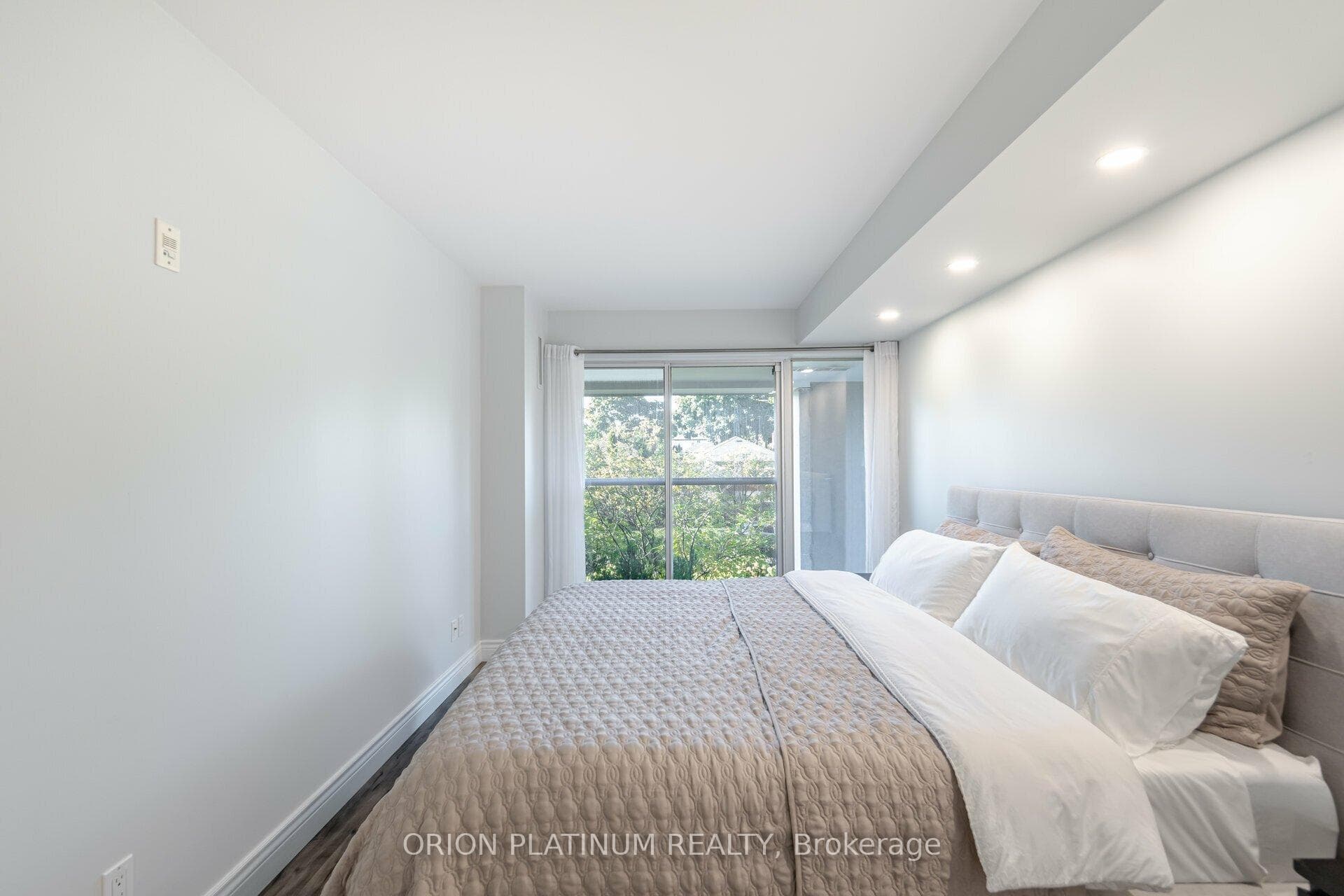 1050 The Queensway N/A Unit 113 photo 15