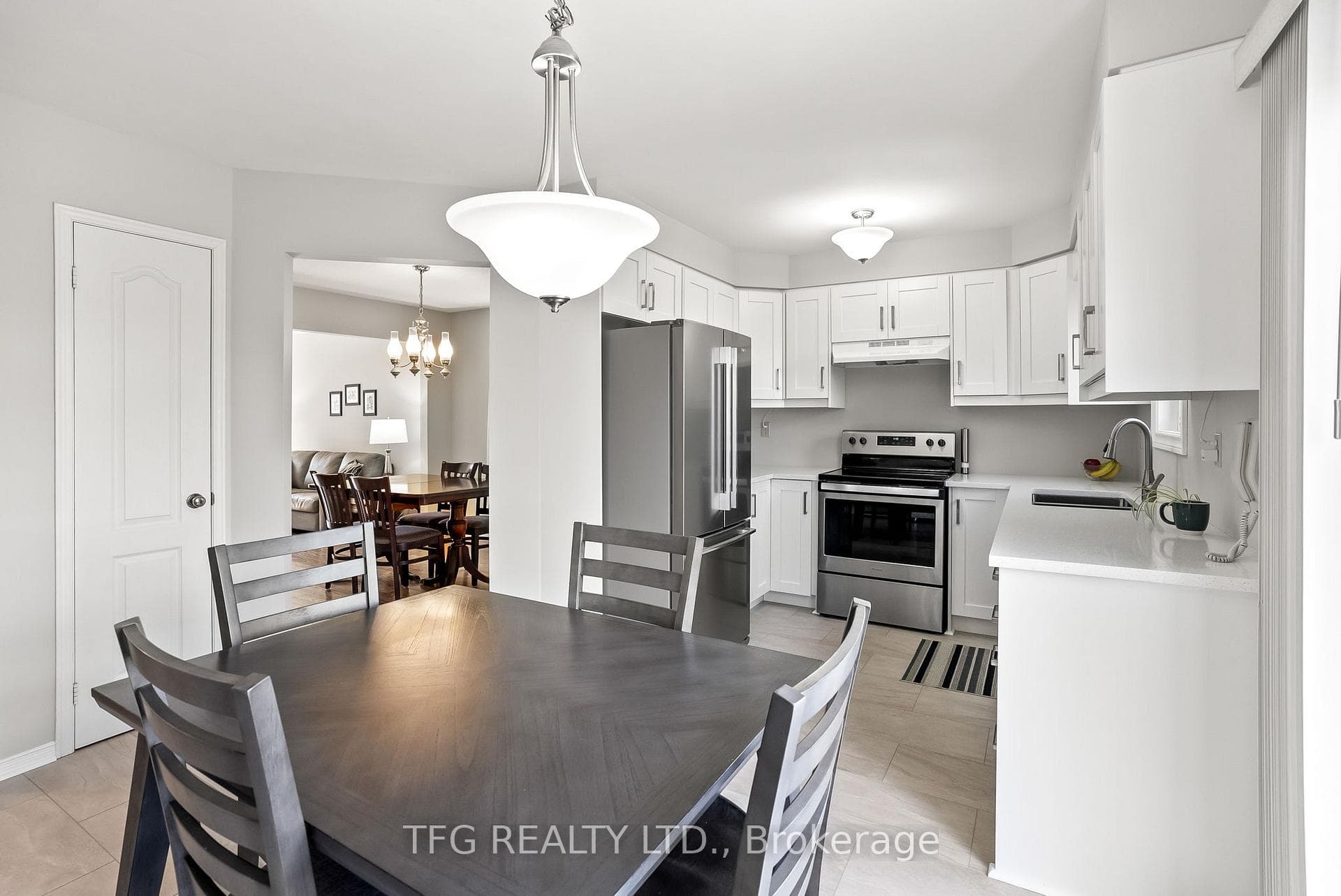 99 Fernlea Crescent photo 12