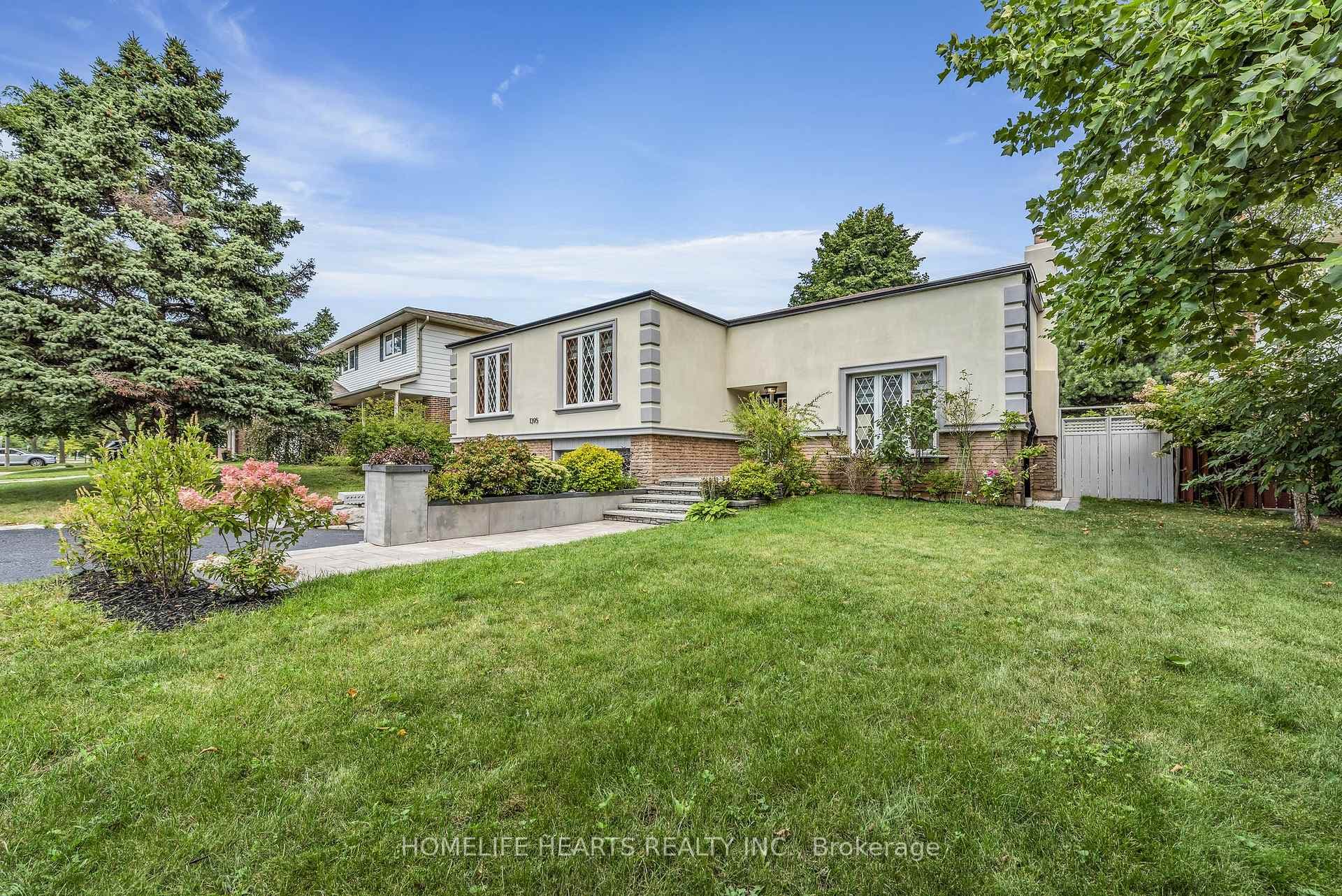 1395 Grosvenor Street photo 3