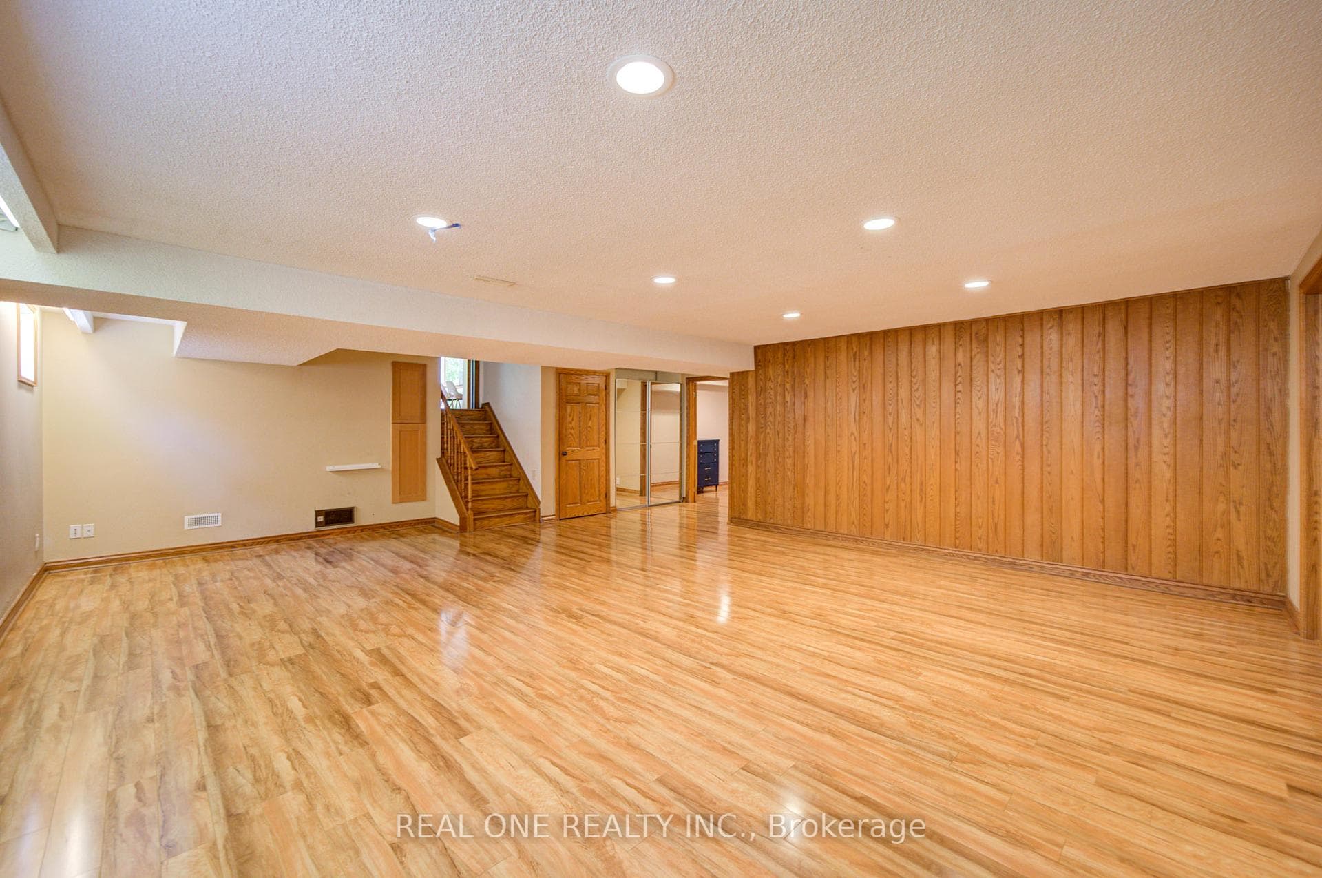 1439 Ballyclare Drive photo 37