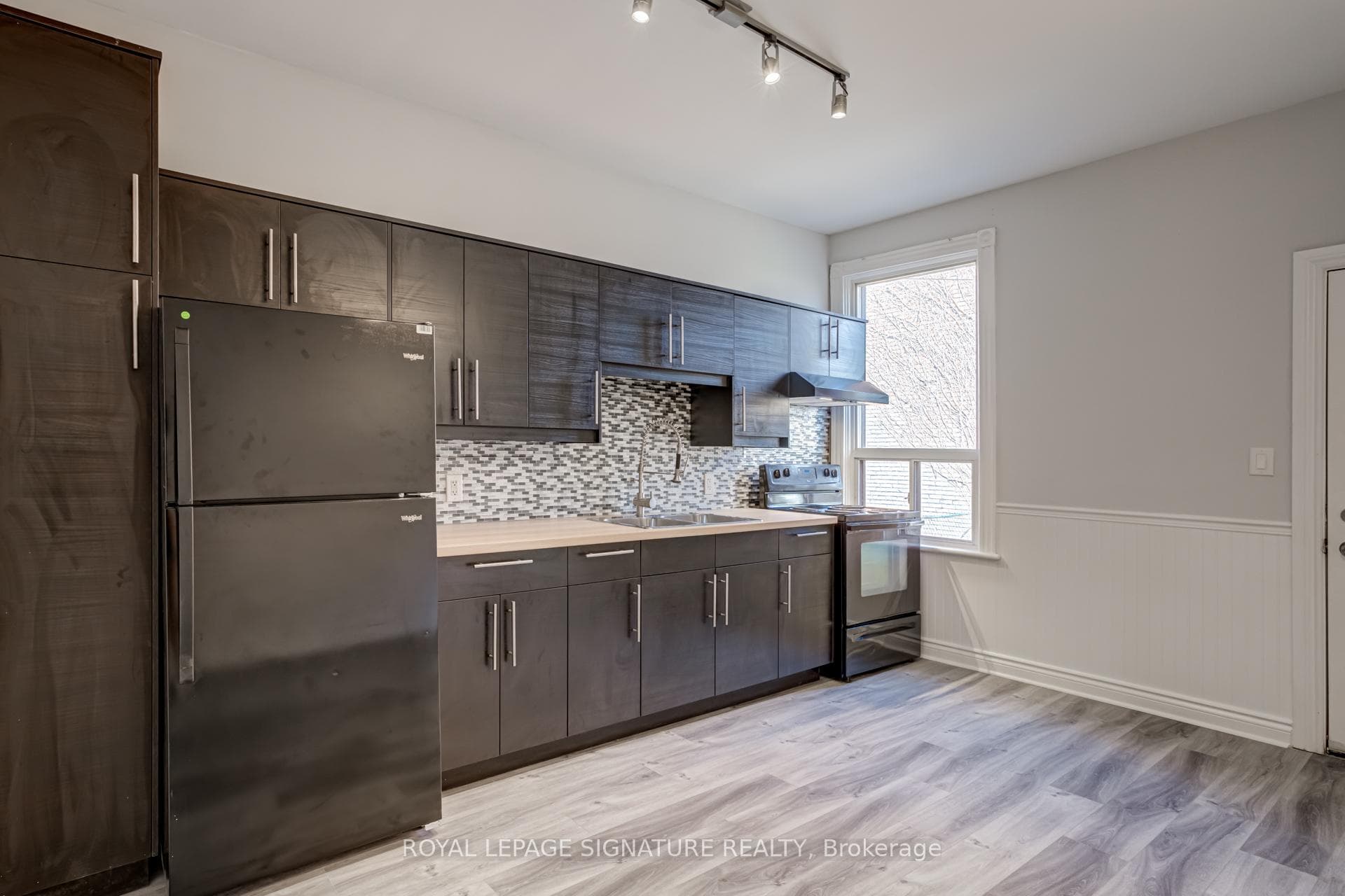 212 Wellington Street Unit Main photo 1