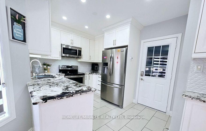 33 Atira Avenue photo 7