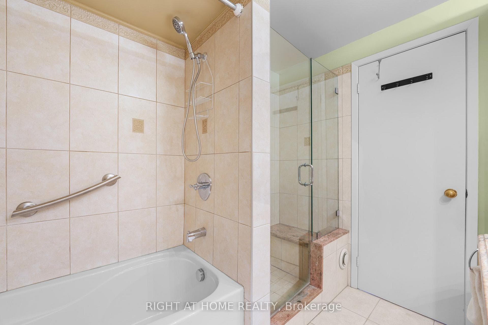 204 Invergordon Avenue photo 24